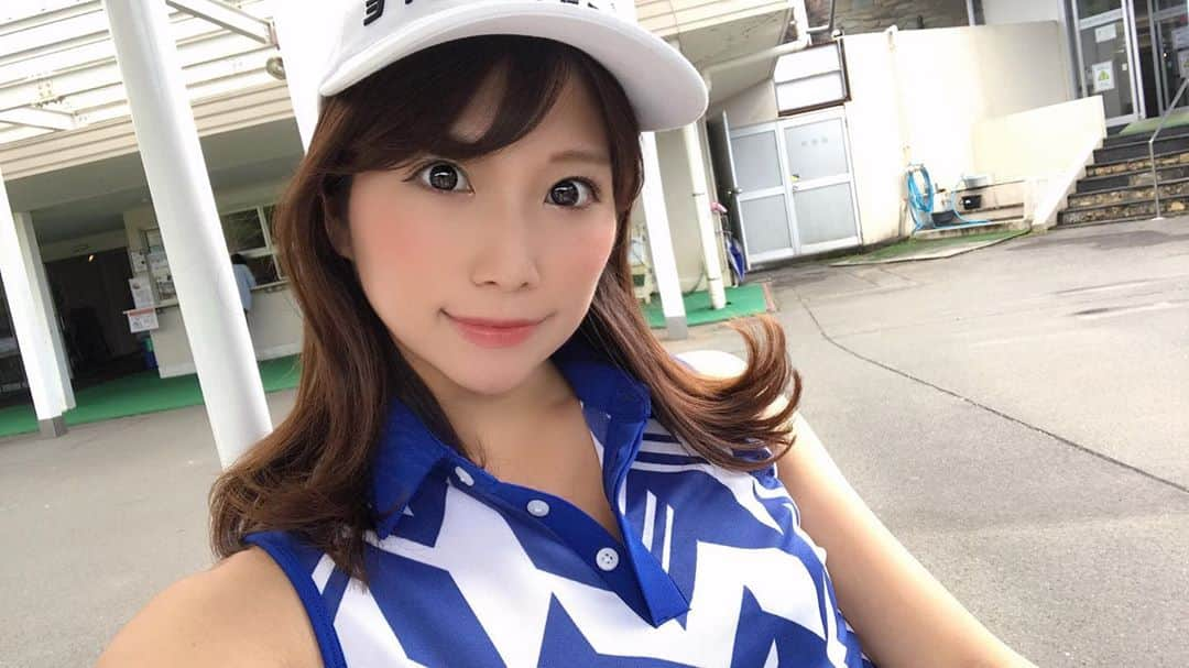 MOMOのインスタグラム：「熱海までゴルフに来たよ〜⛳️ 熱海は晴れててまだまだノースリーブでも全然OK☀️  前に買って、全然きてなかった#デサントゴルフ のウェアをきました⛳️⤴︎  青系のウェアはじめて買ったけど似合うかな？🥺  #デサントゴルフ  #ゴルフ女子 #ゴルフウェア #ゴルフコーデ #ゴルフ好きな人と繋がりたい #ゴルフ好き #ゴルフ初心者 #サマンサタバサゴルフ #キャロウェイ #ゴルフ男子と繋がりたい #ゴルフ練習 #ゴルフ場 #golf #golfwear #ゴルフコース #スイング動画 #ゴルフ練習 #ゴルジョ #ゴルジョモ #golfgirl #golfswing #골프 #golfstagram #デサントゴルフ #instagood #みんなのゴルフ女子 #instalike #japanesegirl #골프여자 #followers #みんなのゴルフ女子」