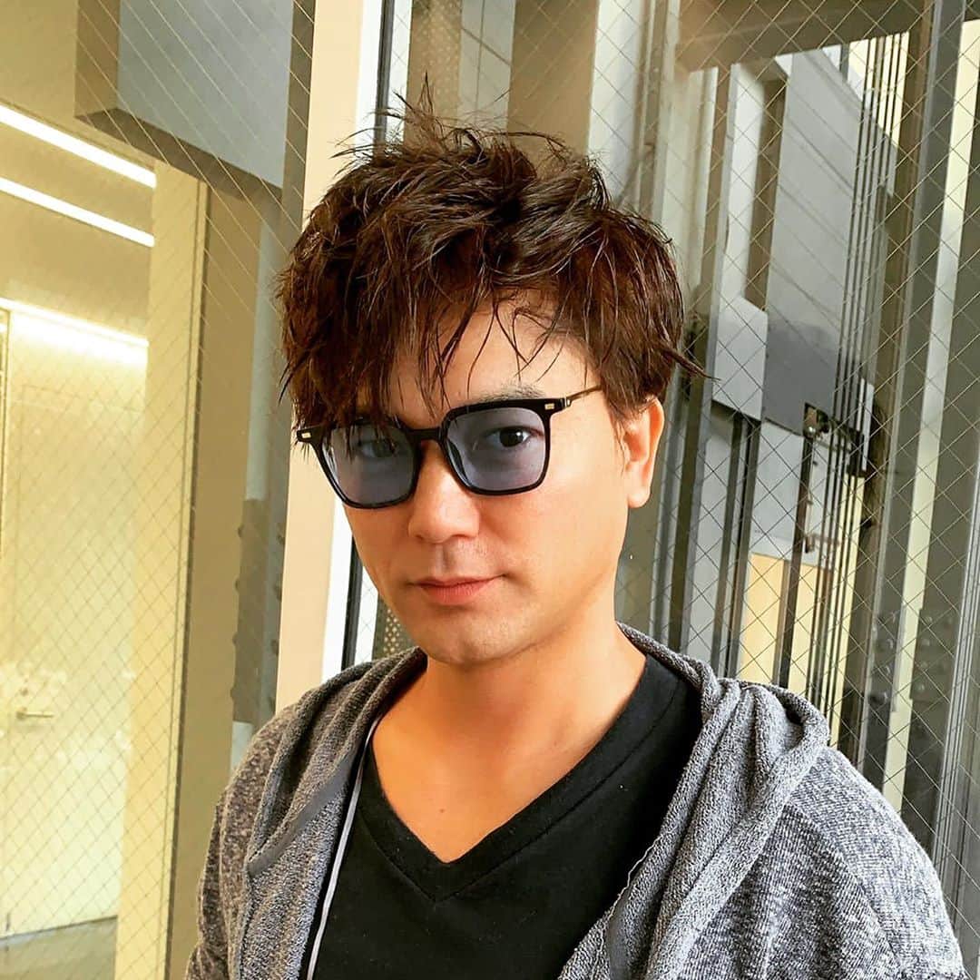 中村譲のインスタグラム：「パーマかからない髪質なのでコテで。 #ニューヘアー  #青山  #ビュートリアム  #newhairstyle #beautriumaoyamast」