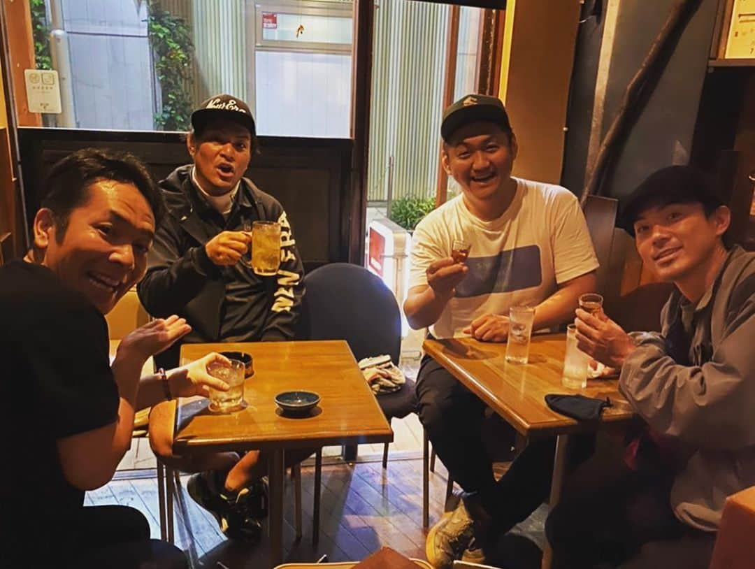 お兄ちゃんさんのインスタグラム写真 - (お兄ちゃんInstagram)「久々に瀬下と飲めた🍻 最高に楽しかった😊 ホンマ同期はありがたい存在です！ そして、安定のたけだバーベキューと、うえちゃん♪♪ ありがとうございました！  #天竺鼠 #瀬下 #バーベキュー芸人 #たけだバーベキュー #ディズニーランド芸人 #うえちゃん #ビタミンＳ #ビタミンＳお兄ちゃん」10月12日 16時32分 - oniichan0715