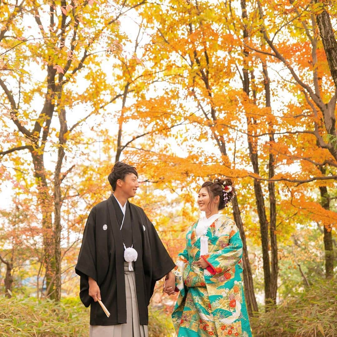 福井結婚式 ヴィラグランディス福井のインスタグラム：「【Autumn🍂】﻿ .﻿ .﻿ .﻿ 秋の前撮り🍁﻿ 綺麗に色づいた紅葉と優しい光に包まれたお二人﻿ .﻿ .﻿ ．﻿ 美しい自然と共に思い出のお写真を🌱﻿ .﻿ .﻿ ．﻿ #ヴィラグランディス福井﻿ 他の写真も気になる方はプロフィールから﻿ 公式HPもご覧ください▶︎▶︎▶︎」