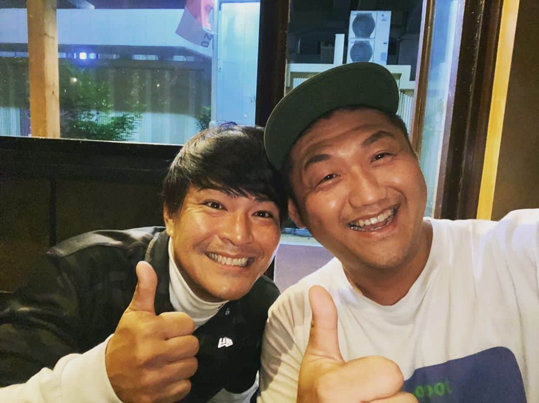 のインスタグラム：「久々に瀬下と飲めた🍻 最高に楽しかった😊 ホンマ同期はありがたい存在です！ そして、安定のたけだバーベキューと、うえちゃん♪♪ ありがとうございました！  #天竺鼠 #瀬下 #バーベキュー芸人 #たけだバーベキュー #ディズニーランド芸人 #うえちゃん #ビタミンＳ #ビタミンＳお兄ちゃん」