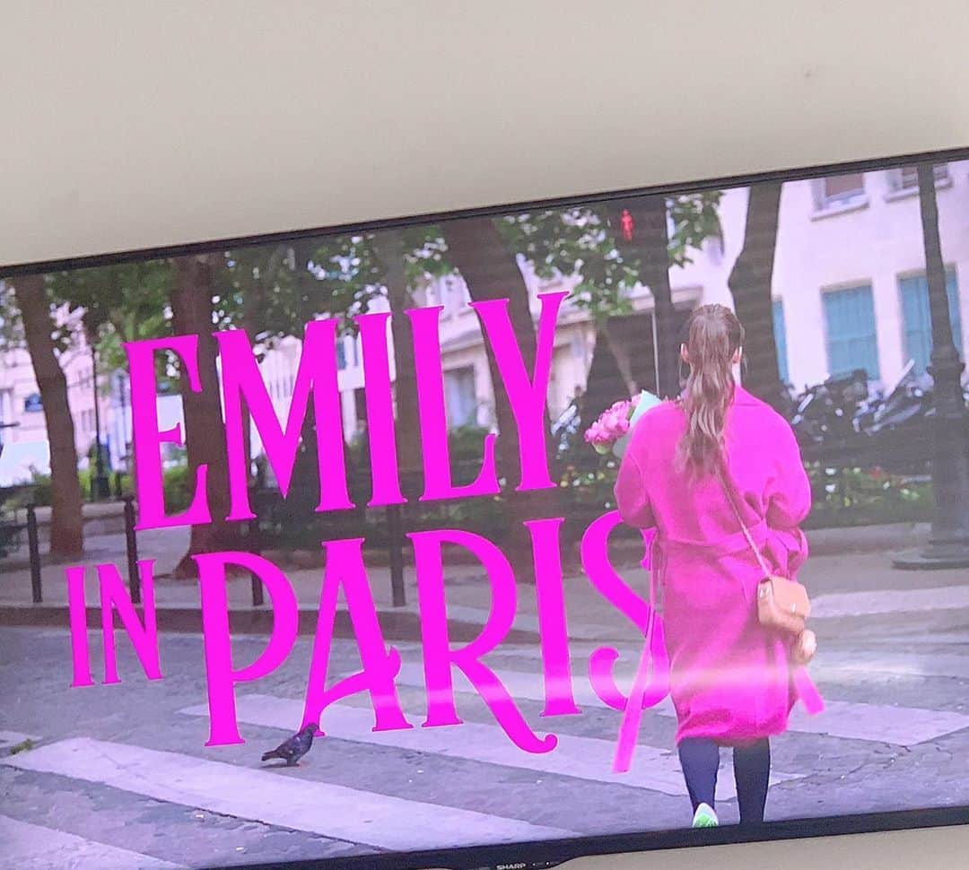 美香さんのインスタグラム写真 - (美香Instagram)「オシャレって楽しいね💗💗💗見てるだけでhappy！ #netflix  #エミリーパリへ行く」10月12日 16時33分 - mikaofficial99