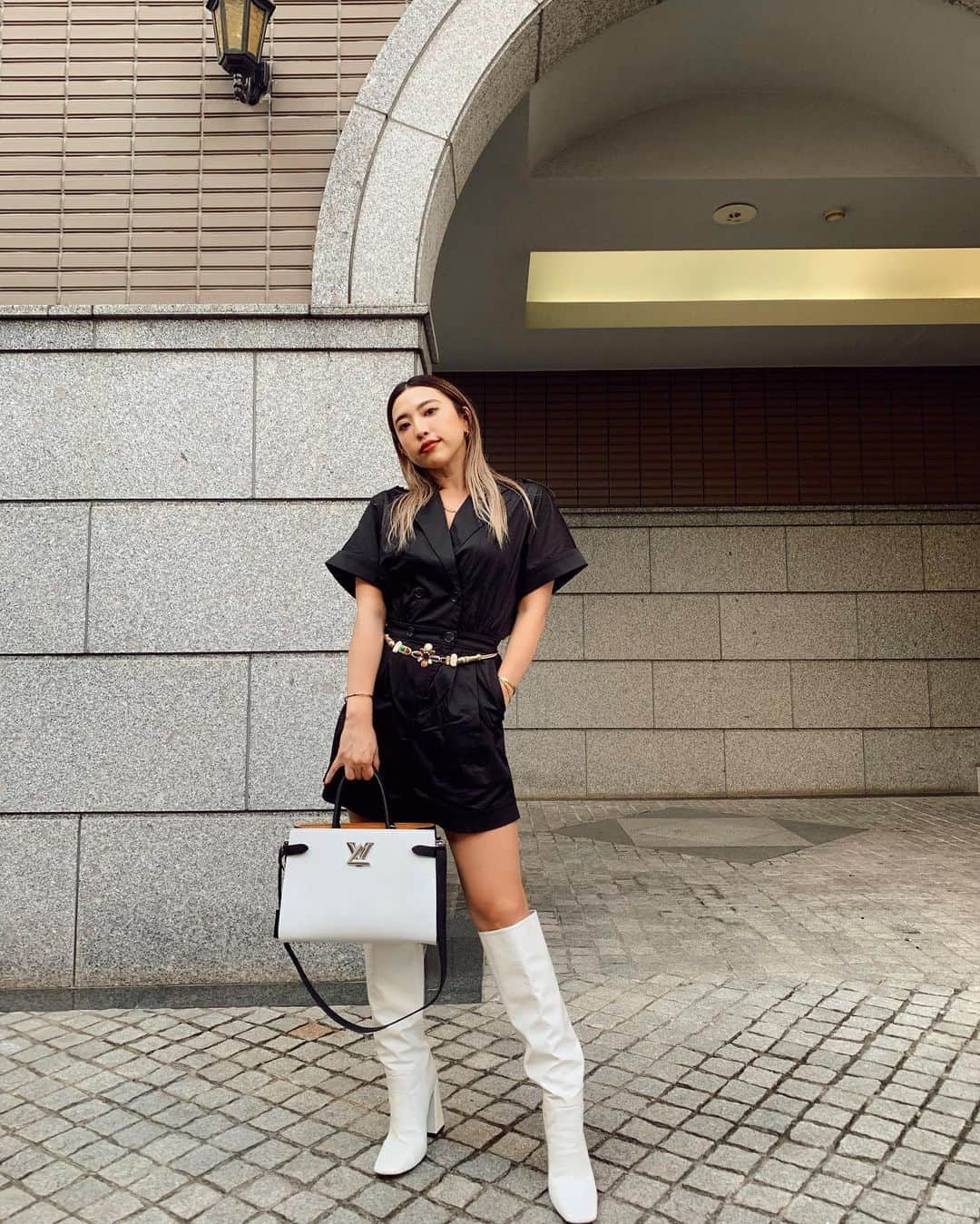 のインスタグラム：「🤍🖤🤍🖤🤍ブーツはFIG🤍 @revolve #REVOLVEme」