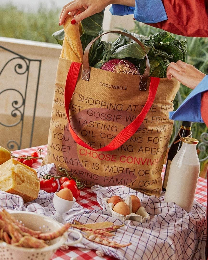 コチネレさんのインスタグラム写真 - (コチネレInstagram)「Italian culture is rooted in its culinary traditions: choosing the right ingredients with love and care is the first step. Take home with you the special market bag Coccinelle with Eataly.  #Coccinelle #ItalianConviviality #MarketBag #Eataly @eatalygram」10月12日 16時41分 - coccinelleofficial