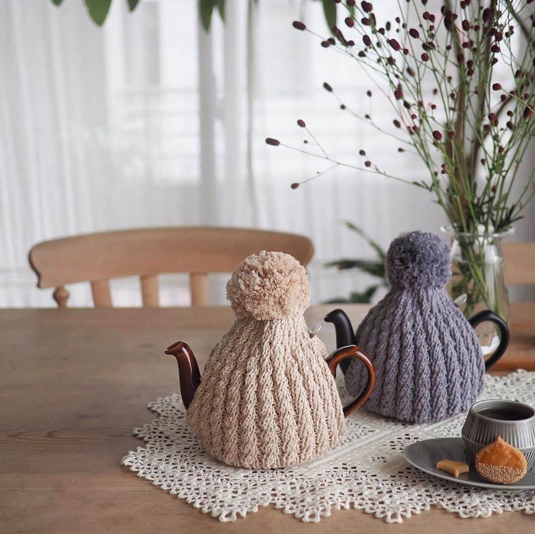 のインスタグラム：「𓂃  《お知らせです 𓅼 》  フカメキ雑貨店さんに coffeecozyとteacozyを納品いたしました  @fukamekizakkaten  _  24日から〝美味しくて楽しい” 素敵なイベントがあるそうです  どうぞよろしくお願いいたします𓃠♡  _  #amu_teacozy #フカメキ雑貨店 #お茶の時間　#teacozy #londonpottery #ロンドンポタリー　#ladroguerie」