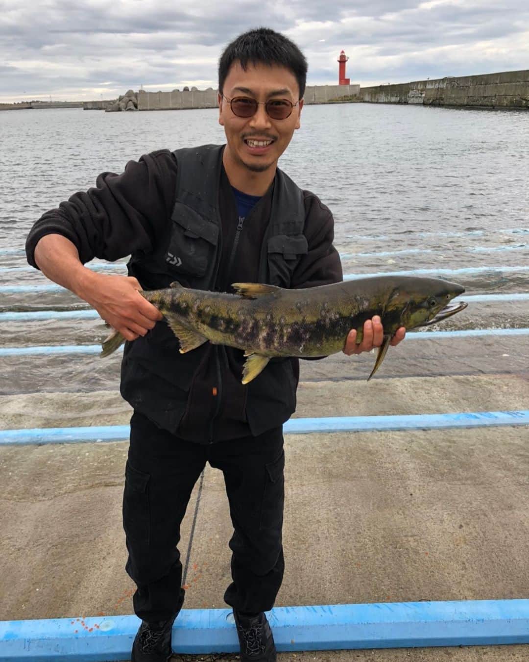 のインスタグラム：「やってやったぜ。まさかのジョイクロで。まさかの出会いで、宗谷漁港にて。#田我流 #秋アジ#釣りロマン#FREEMAN'SWORLDTOUR#」