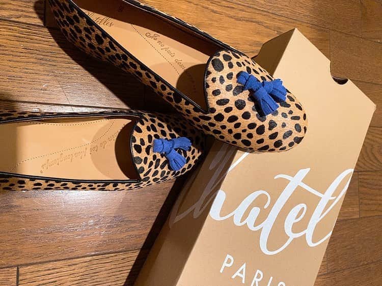 のインスタグラム：「本屋さんに履いていった　#chatells #シャテール 。パリのブティックで購入したお気に入り。付け替えのファーボンボンも一緒に買いました^_^ 秋には履きたい靴がたくさん、近所に出かける時の靴も考えるのが楽しみです^_^ #靴好き  #パリ好き  #chatellesparis  #堤信子」