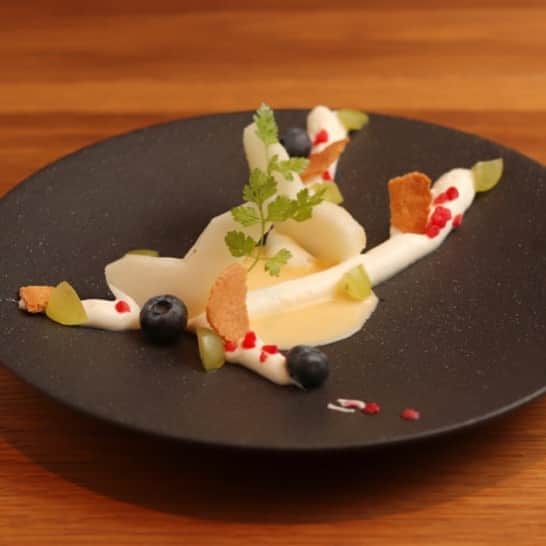 Bar足跡のインスタグラム：「お疲れ様です！！ ﻿ スタッフのさとるです！！ ﻿ ﻿ スイーツバー足音のInstagramアカウントはこちら↓﻿ @sweetsbar.ashioto  今週も始まりましたね！！  月曜日から元気いっぱいでいきますよー！！  皆様お待ちしておりまーす！！ ﻿ コロナ対策も継続して行っております！！﻿ ﻿ #スイーツバー三宮#スイーツバー神戸#スイーツバー#スイーツバー足跡#女子会#夜カフェ#夜カフェ三宮#スイーツ女子 #スイーツ男子#cake #chocolate#bar#カフェ#神戸カフェ#千鳥ノブ #sweets #千鳥 #sannomia #cafe#三宮女子会#インフルエンサー #三宮#インスタ映え#スイーツ好きな人と繋がりたい  #スイーツ好き #スイーツ#カフェ#三宮bar」