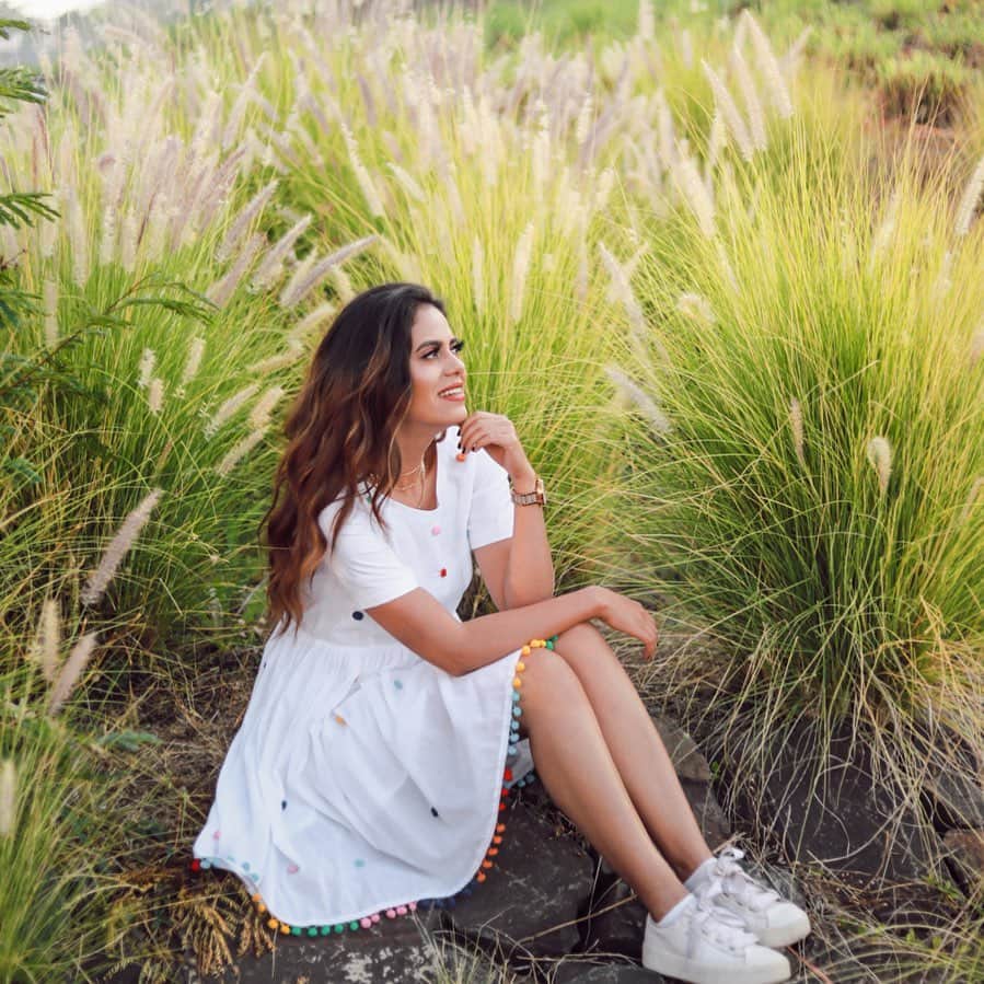 Aakriti Ranaさんのインスタグラム写真 - (Aakriti RanaInstagram)「How was your weekend guys?  What did you do? P.s the comfy white dress is from my collection, Candyland. @baariqiofficial X @aakritiranaofficial  Get it here- www.baariqi.com  ——————————————————————  📸 @duagunjan #AakritiRana #ootd #outfitinspiration #outfit #nature #sustainablefashion #makeinindia #cottondress」10月12日 16時54分 - aakritiranaofficial