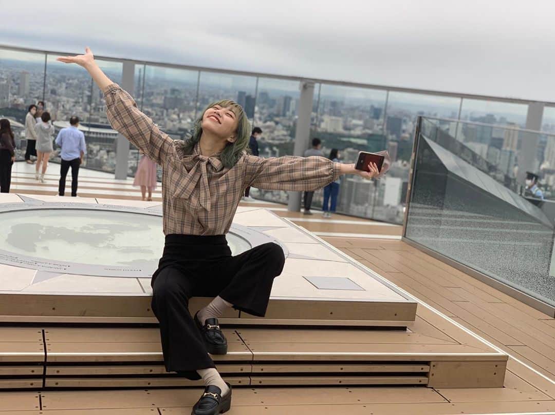 のインスタグラム：「渋谷スカイで友達がたくさん 写真撮ってくれたから これからたっぷり載せていきます！！  #kolme #japan #tokyo #東京 #渋谷　##shibuya #shibuyasky #渋谷スカイ」