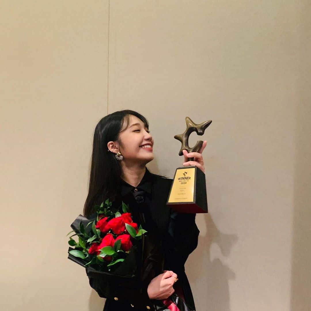 チョン・ウンジのインスタグラム：「가요광장없었으면 많이 헛헛했을 2020년이라 생각했는데.. 제가 올해의라디오DJ상 을 받다니..😱 사람의 귀함을 알려준 가요광장 그리고 청취자분들 모두 감사합니다ㅠㅠ 가요광장 현재 게스트분들뿐만 아니라 과거에 함께 했던 모든 게스트분들 다 감사합니다🐥♥ @kbsgayo」
