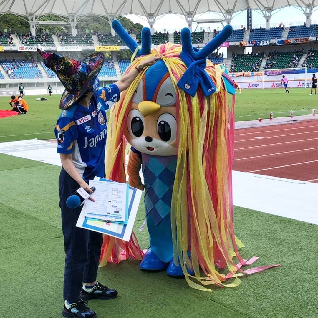 ヴィヴィくんさんのインスタグラム写真 - (ヴィヴィくんInstagram)「﻿ 山口せん、アマビエさまをほめてもらえたのがとってもうれしかったので、ほめてもらえたシリーズ＼(^o^)／きょうまでとうこうさせてください🐥﻿ ﻿ 春奈しゃちょう❗そして、畑せんしゅ✨たくさんほめてくれました😏﻿ ﻿ しんぱんさんも、あちこちのスタジアムにいかれるので、けんこうにきをつけてほしいとおもって、しっかりアピールしました🐥﻿ ﻿ そういえば、澤田せんしゅはぼくのおふとんをもらっていましたね✨﻿ こんどちゃーんとつかっているか、おたくほうもんをしてみたいです🎶﻿ ﻿ ﻿ #vvaren #vファーレン #vファーレン長崎 #長崎 #ヴィヴィくん  #レノファ山口　せん #ハロウィン #モリリン さま #髙田春奈  しゃちょう #畑潤基  せんしゅ #澤田崇  せんしゅ #審判 さん #ふーちゃんにもあたまをなでなでされました🐥」10月12日 16時58分 - vivikun_vvn