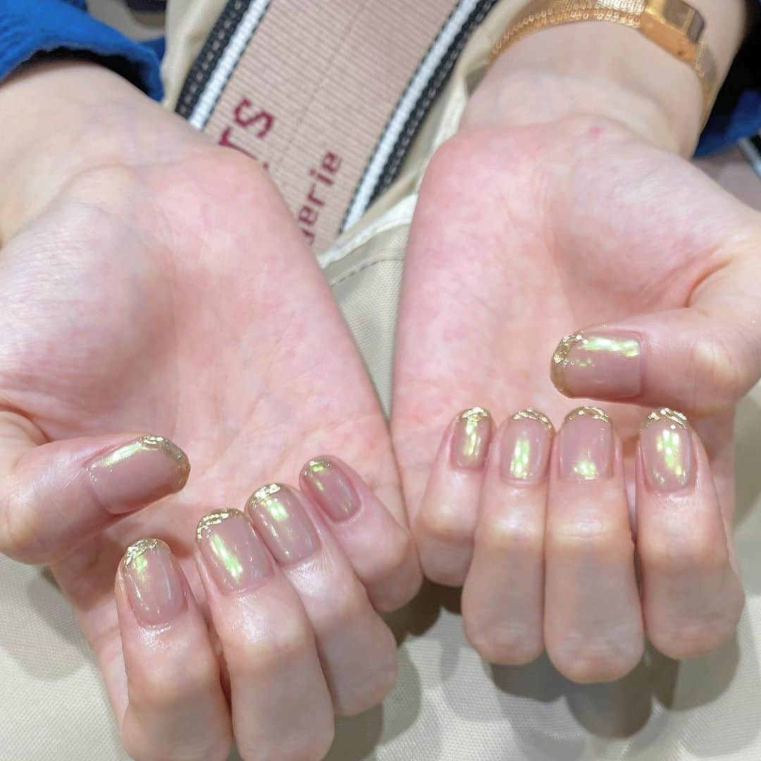 野田真実のインスタグラム：「． ． ． new nail𓂃 𓈒𓏸 ． ． 今回はナチュラルなベージュを オーロラでツヤツヤさせて、 ニュアンスなミラーフレンチ⸝⋆⸝⋆ ． シンプルだけど、遊び心のある ときめく仕上がりに♡ ． ． 実際に見たほうが断然可愛い。 写真じゃ伝わりにくくて悲しい ． ． #nail #ネイル #ベージュネイル #オーロラネイル #ミラーフレンチ #ゴールドフレンチ #ニュアンスフレンチ」