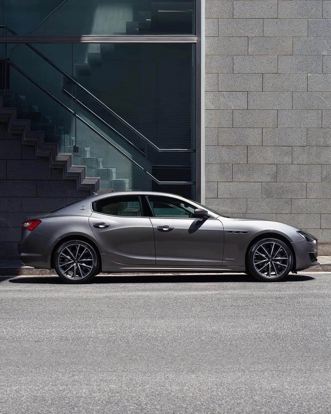 Maserati Japan | マセラティ ジャパンのインスタグラム：「その優美なフォルムが、見るものすべてを虜にしてしまう。それは、ギブリが背負った宿命なのかもしれません。  ギブリの詳細はこちら https://www.maserati.com/jp/ja/models/ghibli  #Maserati #マセラティ  #MaseratiJapan #マセラティジャパン #Ghibli #ギブリ」