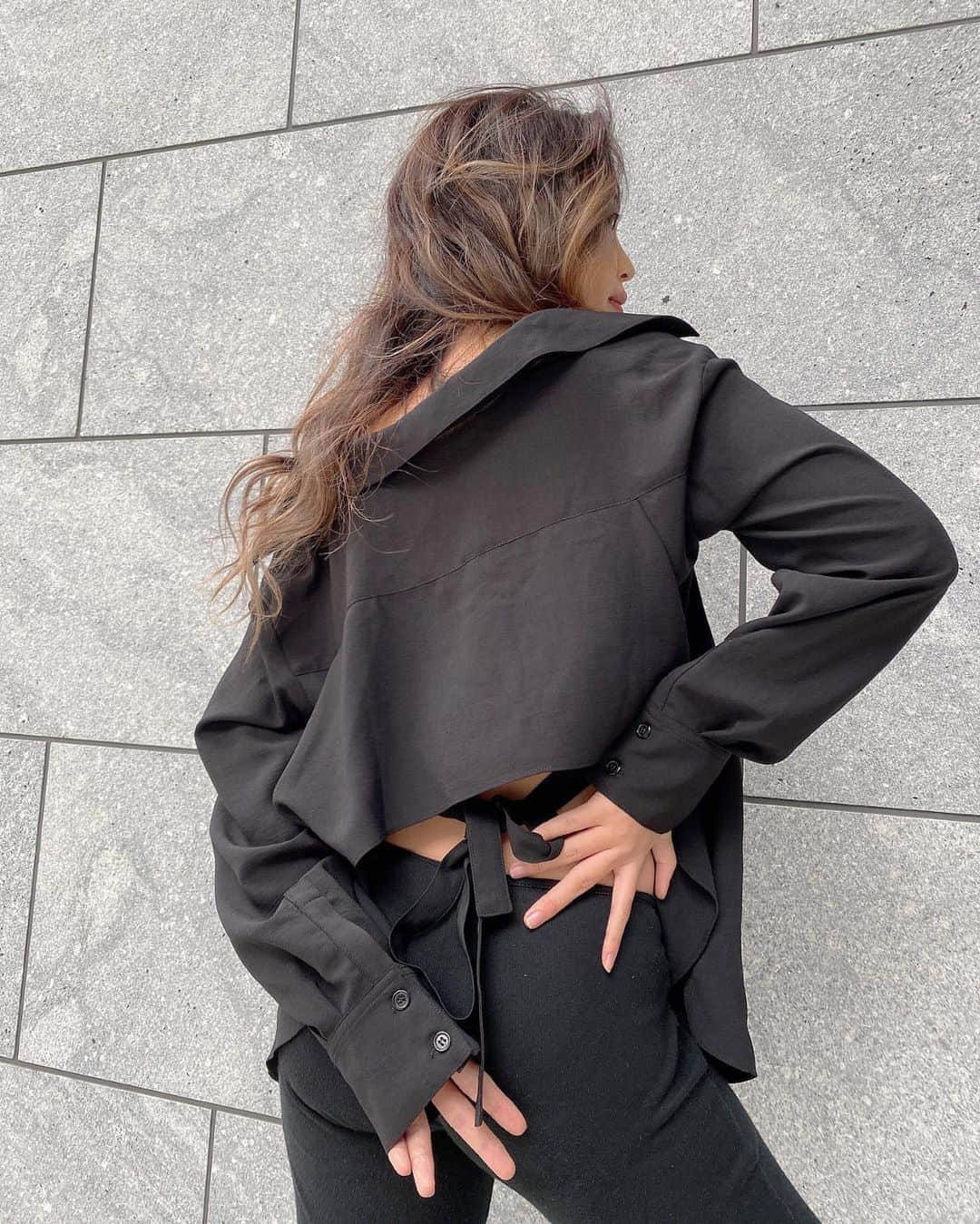 Yumaikaさんのインスタグラム写真 - (YumaikaInstagram)「all black.🖤🖤🖤  ばちっとかっこよく denimで合わしたいとこだけど 妊婦🤰🏻なのでレギンス頼りで😇✨  back Designがかわいーこのシャツも 明日発売ですっ✌🏾  私はボタンをがっつりあけて、オフショルに着るのが好き☺︎ ちらりと見えるリボンが甘すぎなくて👌🏾🤤  @helioslivin_official  #helioslivin」10月12日 17時00分 - _yumaika_