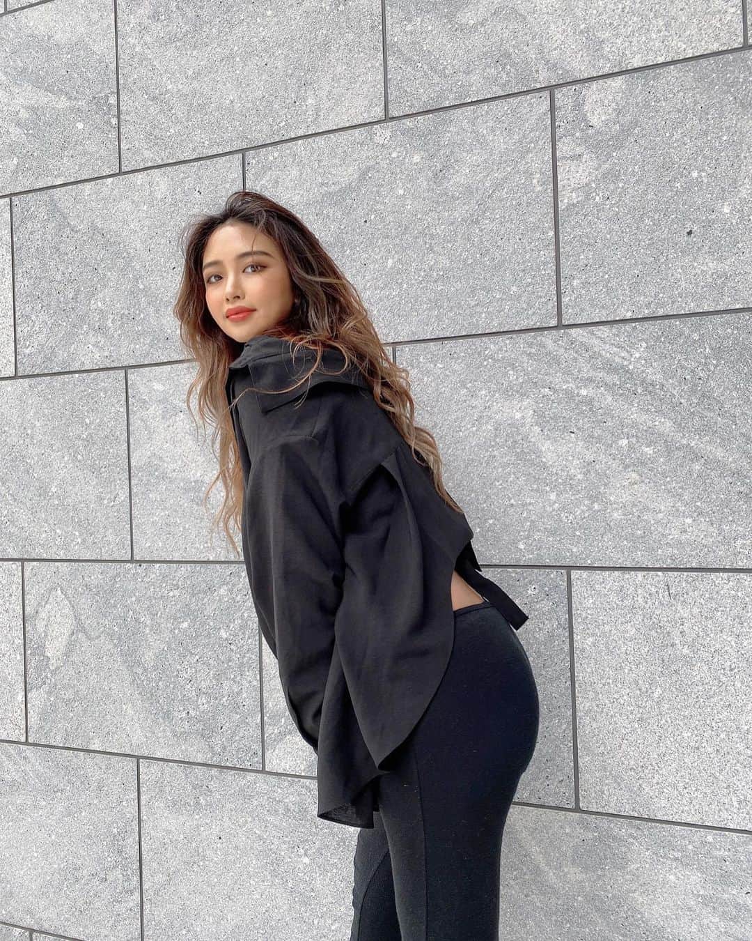 Yumaikaのインスタグラム：「all black.🖤🖤🖤  ばちっとかっこよく denimで合わしたいとこだけど 妊婦🤰🏻なのでレギンス頼りで😇✨  back Designがかわいーこのシャツも 明日発売ですっ✌🏾  私はボタンをがっつりあけて、オフショルに着るのが好き☺︎ ちらりと見えるリボンが甘すぎなくて👌🏾🤤  @helioslivin_official  #helioslivin」