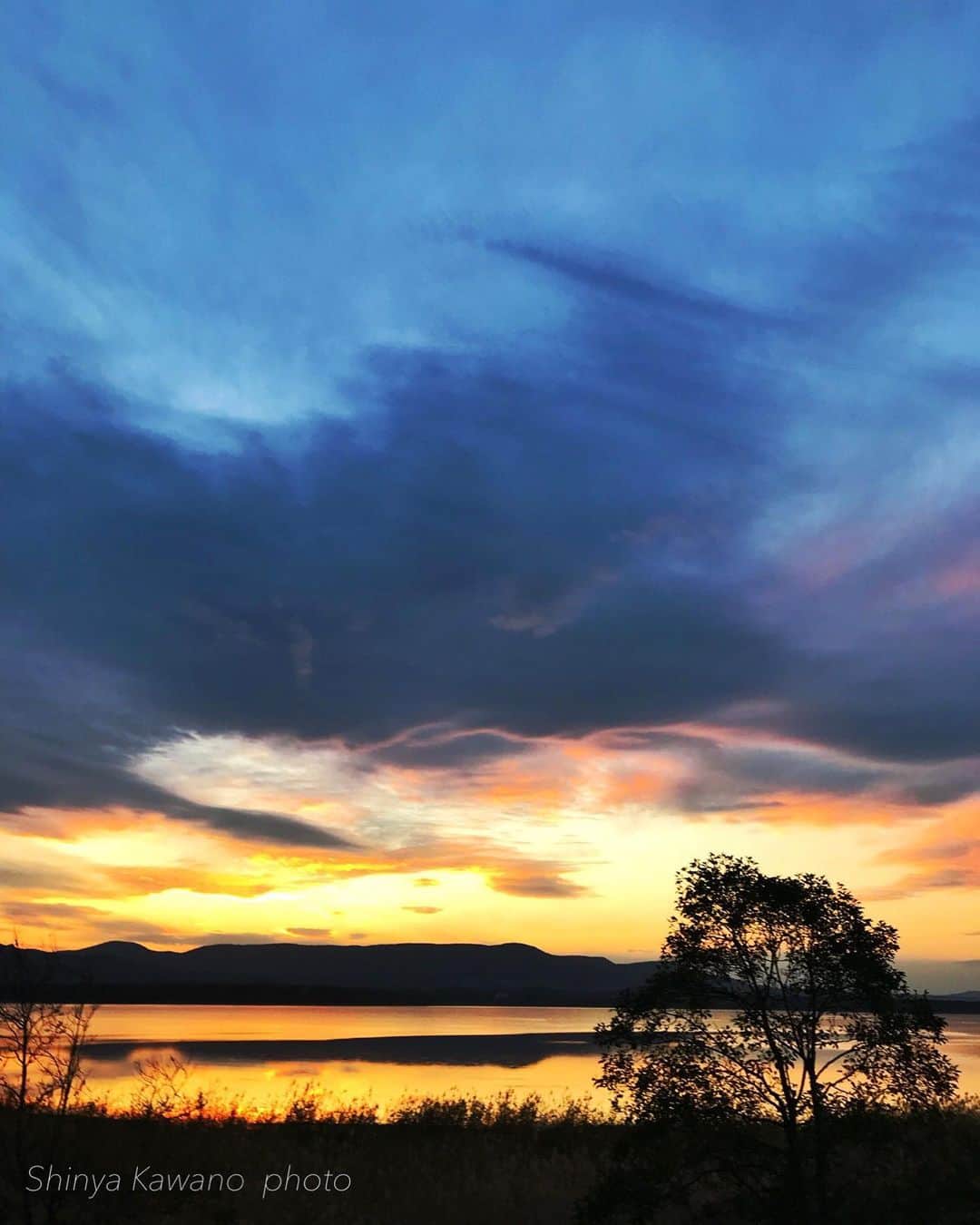 のインスタグラム：「３年前、湧別町でのお仕事が終わり外に出ると、いい夕焼けの予感！  すぐ隣の紋別市のコムケ湖に移動して撮った写真。  秋は、いい夕焼けがよく見られますよよね〜( ＾∀＾)  #紋別 #コムケ湖 #北海道愛がとまらない #夕焼け #ドライブ #写真 #北海道 #絶景 #秋 #10月」