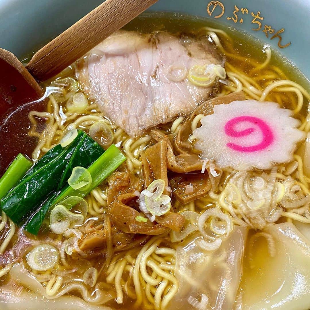 江口寿史のインスタグラム：「微妙な時間に朝を食べたきりで、微妙な時間に小腹がすいた。仕事場から近いから「のぶちゃんでいいや」ではなく「のぶちゃんがいいな」でのぶちゃんのラーメン食いに来た。 吉祥寺に住んでる、あるいは生活圏の人で「のぶちゃん」のラーメンを食べたことのない人、なんならちょっと小馬鹿にしてる人は一度この店のラーメン(400円)を食べてみた方がいいと思うよ。 まあ奇を衒わないシンプルな醤油味の東京ラーメン。今日のはワンタンメンで500円。2014年に消費税が８%に上がる前までずっとラーメン350円だったんだよ。この値段でこのラーメン食えたら文句ないと思うよ。  変な時間に行ったので客は他に一人もいなく、おばちゃんが遠慮がちに「色紙、、頼んでもいいかしら？」と。この店に通って30年以上経って初めて色紙描いてきましたよ。笑」