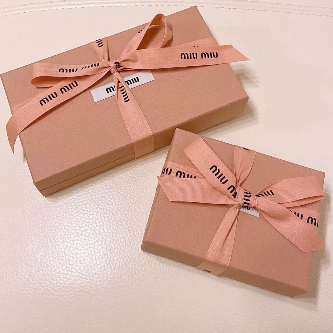 うららのインスタグラム：「可愛過ぎた😍  #miumiu #ピンク #ブラック #レッド #プレゼント #スマホケース #可愛い #女子力 #歌舞伎町 #歌舞伎町キャバ嬢 #キャバクラ #キャバ嬢 #ハート」