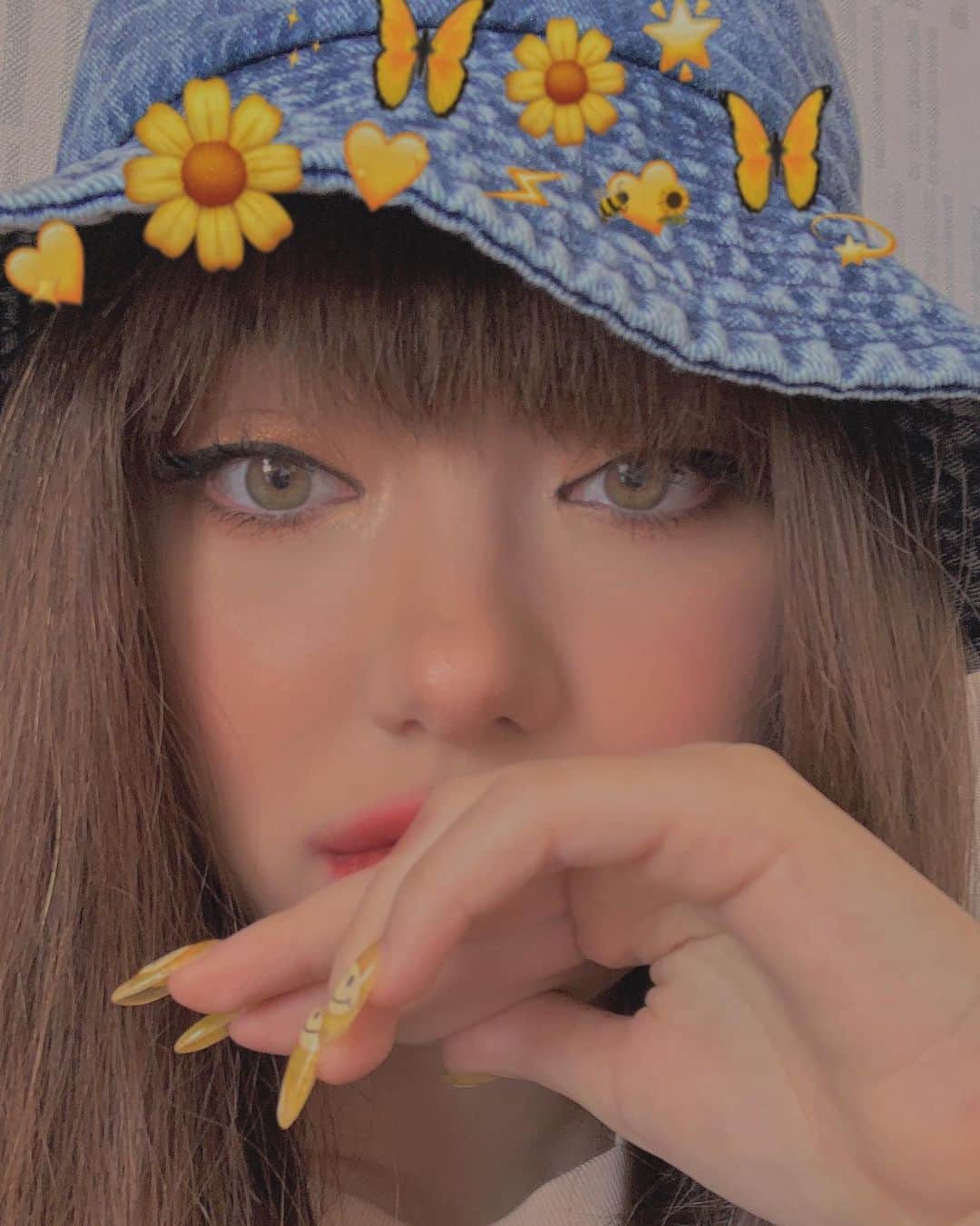 ヤンニーン・ワイゲルのインスタグラム：「Monday Moods🌻😬 How are you feeling?」