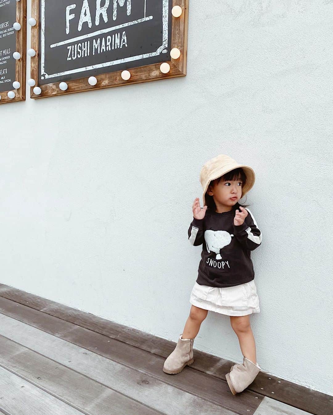 孫きょうのインスタグラム：「𝗦𝗡𝗢𝗢𝗣𝗬🎱  トレーナーは @hm_kids スヌーピーコラボコレクション🐶   男女問わず着れるスポーティー系をチョイス✌🏽 バケハ&スカートと合わせてみたよ👅  H&M kids展開店舗と hm.comオンラインからチェックを🤍  店頭で1,600円以上購入すると先着でスヌーピーのお風呂すごろくも貰えます！🛁  #HMxSnoopy #ad #HMKids #HM #HMキッズ #スヌーピー #子供服 #3歳」