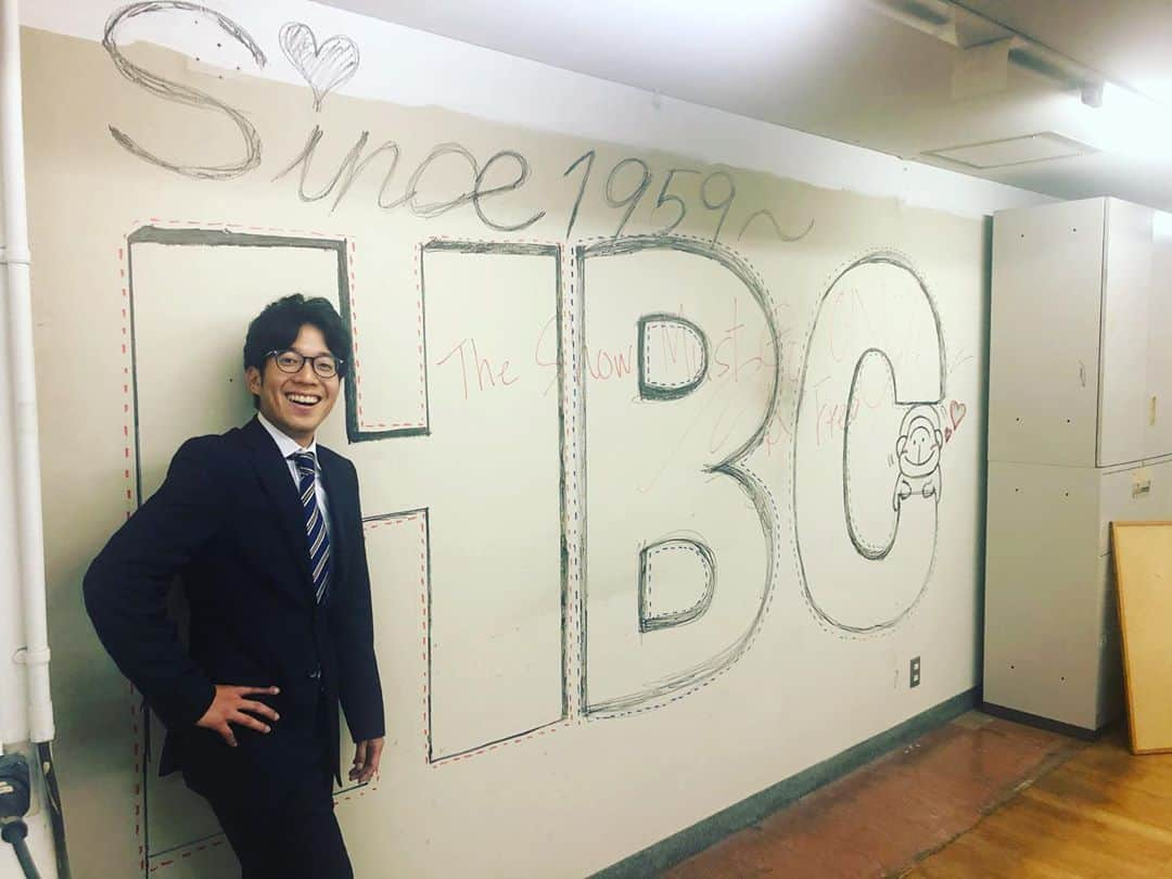 堀内大輝さんのインスタグラム写真 - (堀内大輝Instagram)「辛かったことも楽しかったことも、 ぜんぶまとめて次の舞台へ！ 新しい場所でどんな面白いこと、 わくわくすることができるだろうか。 自分も番組も会社も Level UP！できるように頑張ります。  新社屋に対して旧社屋、 でもまだ現役だから“現社屋”という言い方が 個人的には好きだったけど、 きょうからはもう完全に旧社屋だね。  入社からは5年半。 家より長く過ごしたであろう旧社屋、ありがとう！  #新社屋 #リニューアル  #旧社屋 #ありがとう #theshowmustgoon #ショーは続く #アナウンサー #今日ドキッ #堀内大輝」10月12日 17時19分 - hbc_daikihoriuchi