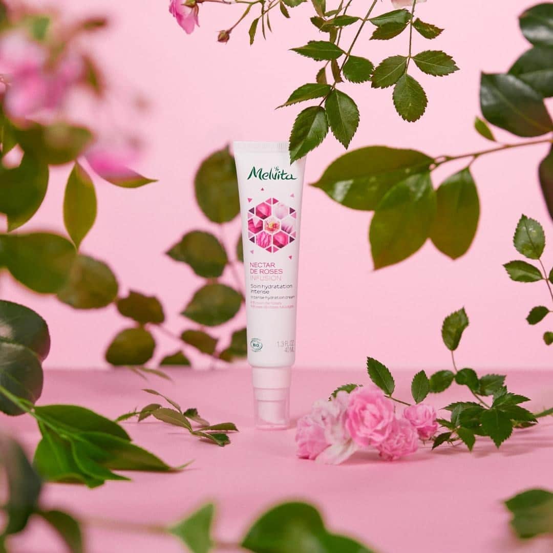 Melvita Officialのインスタグラム：「Le packaging de notre Soin Hydratation Intense Nectar de Roses est composé de 50% de matières déjà recyclées♻. On vous explique pourquoi utiliser des matières déjà recyclées et pourquoi recycler fait du bien à notre planète 🌍.  ♻ Utiliser de la matière déjà recyclée permet de réduire le besoin d’extraire, de raffiner et de traiter de nouvelles matières premières. Cela évite donc l’épuisement des ressources naturelles et cela diminue les émissions de CO2 qui auraient permis cette extraction. ♻ Recycler permet d’éviter la mise en décharge et de réduire le volume et le poids des poubelles. ♻ Recycler permet d’économiser de l’énergie comme l’électricité qui aurait servi à fabriquer de la matière.  Vous le saviez ?  #melvita #nectarderoses #gogreen #mapeauauvert #rose #hydratationintense #cosmetiquebio #cosmetiquenaturelle #cleanbeauty  #madeinfrance #madeinfrancewithlove #bio」