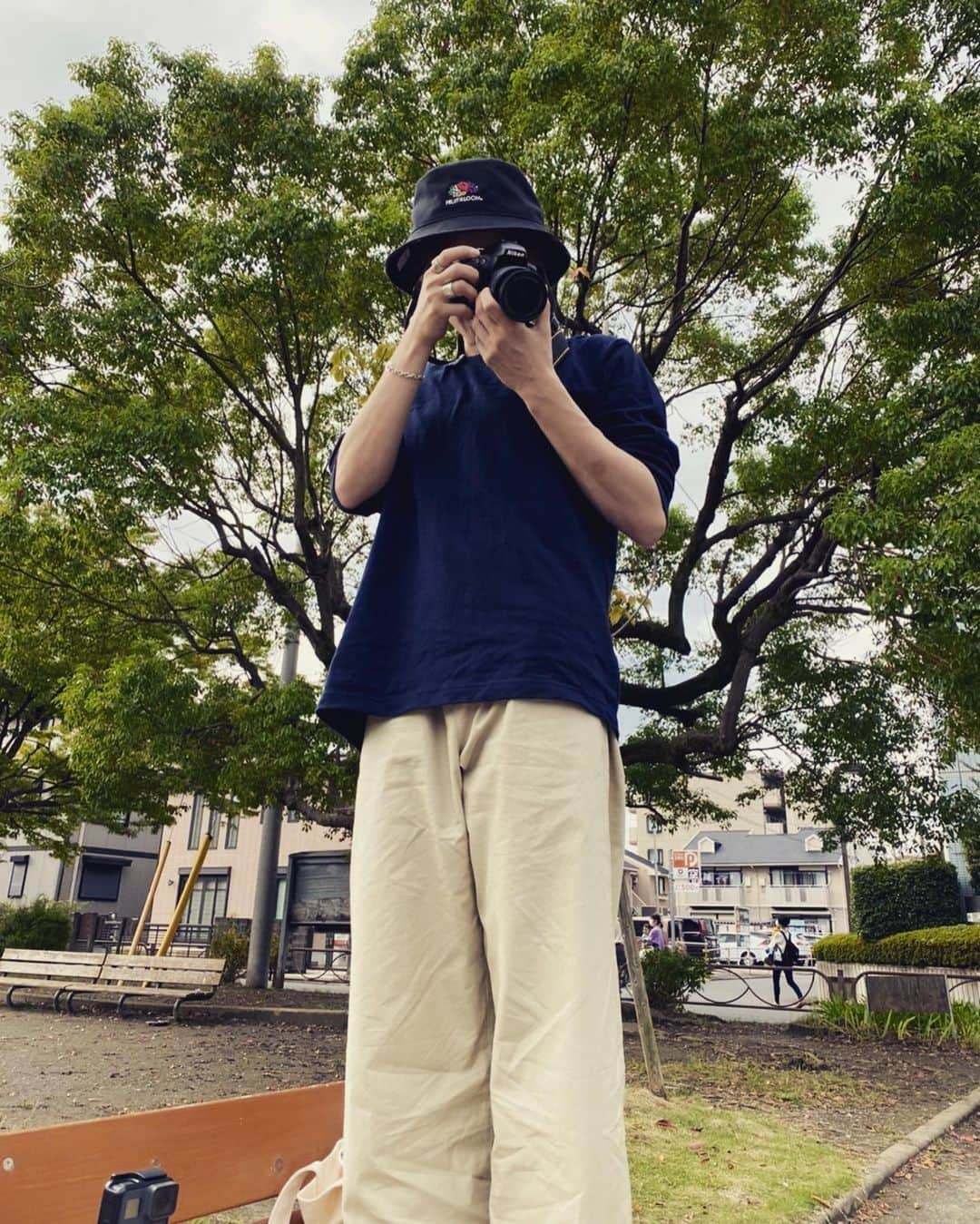 岡本彩也花さんのインスタグラム写真 - (岡本彩也花Instagram)「近くの公園でピクニック🚶‍♂️🍔 私服がなかなか着れないので… たまには☺️ . . #R's #テイクアウト #A.P.C #AURALEE #CT70 #FRUIT OF THELOOM」10月12日 17時20分 - reachan11