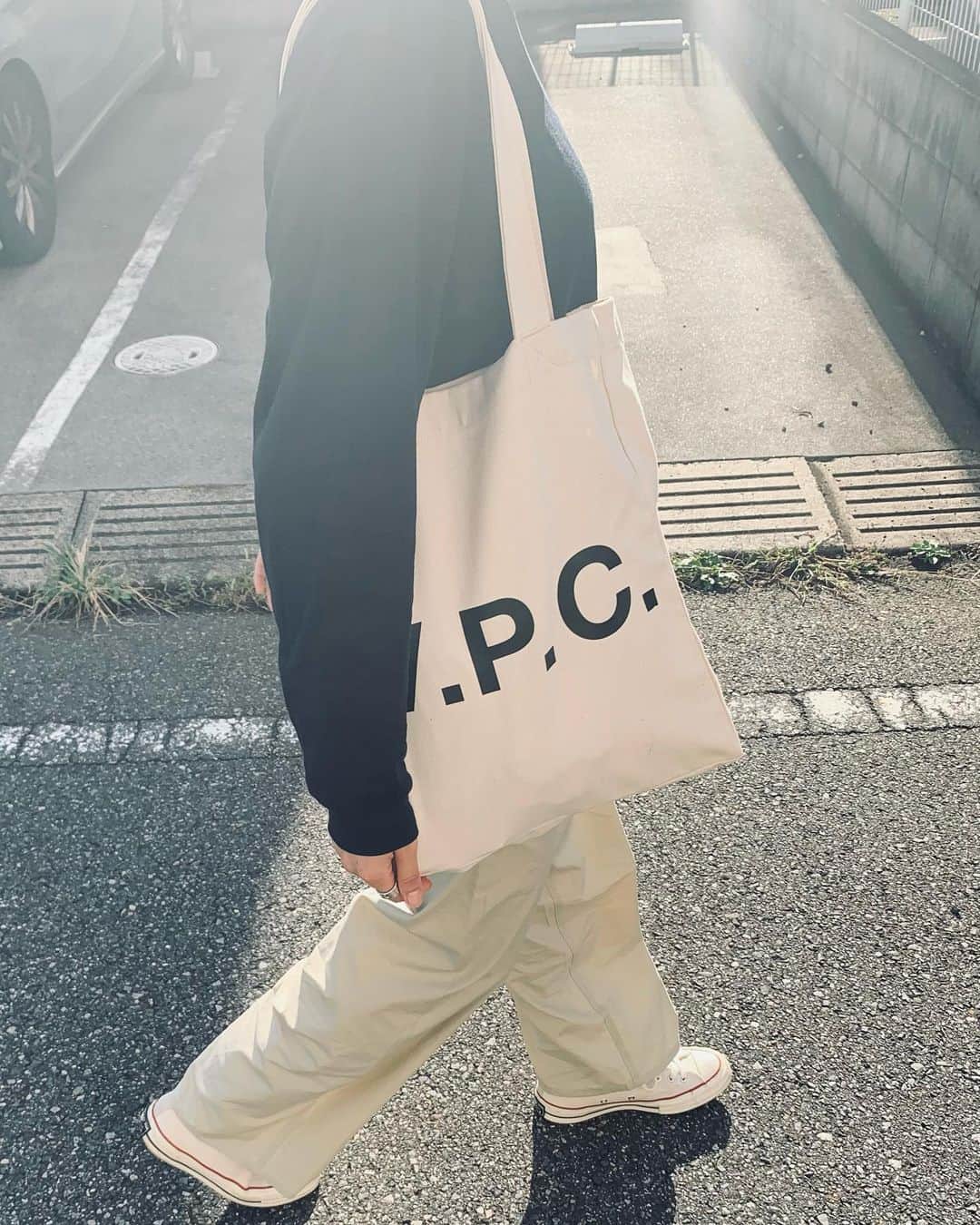 岡本彩也花のインスタグラム：「近くの公園でピクニック🚶‍♂️🍔 私服がなかなか着れないので… たまには☺️ . . #R's #テイクアウト #A.P.C #AURALEE #CT70 #FRUIT OF THELOOM」