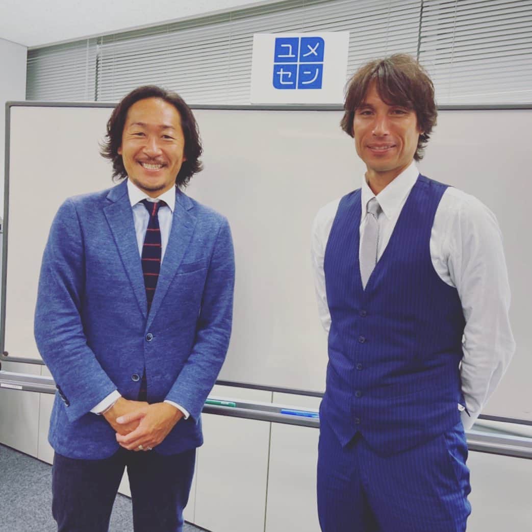 のインスタグラム：「ユメセン👨‍🏫はオンラインで新たな試み！  先月の「笑顔の教室」に続き、今日は「夢の教室」。  久々に東美さん @tomishimomura と。 相変わらずダンディでカッコいい👏  ユメセン、明日も行ってきます👍 . . #ユメセン  #夢の教室 #夢先生 #JFA #下村東美 さん #石川直宏 #ネイビーブルーコーデ」