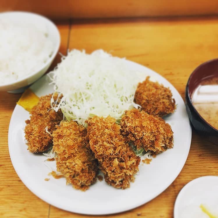 松田洋治のインスタグラム：「今日の昼はあそこのヒレカツ定食　と心に決めて、カウンターに座った瞬間「カキフライ定食お願いします。」 この時期の自分あるある。」