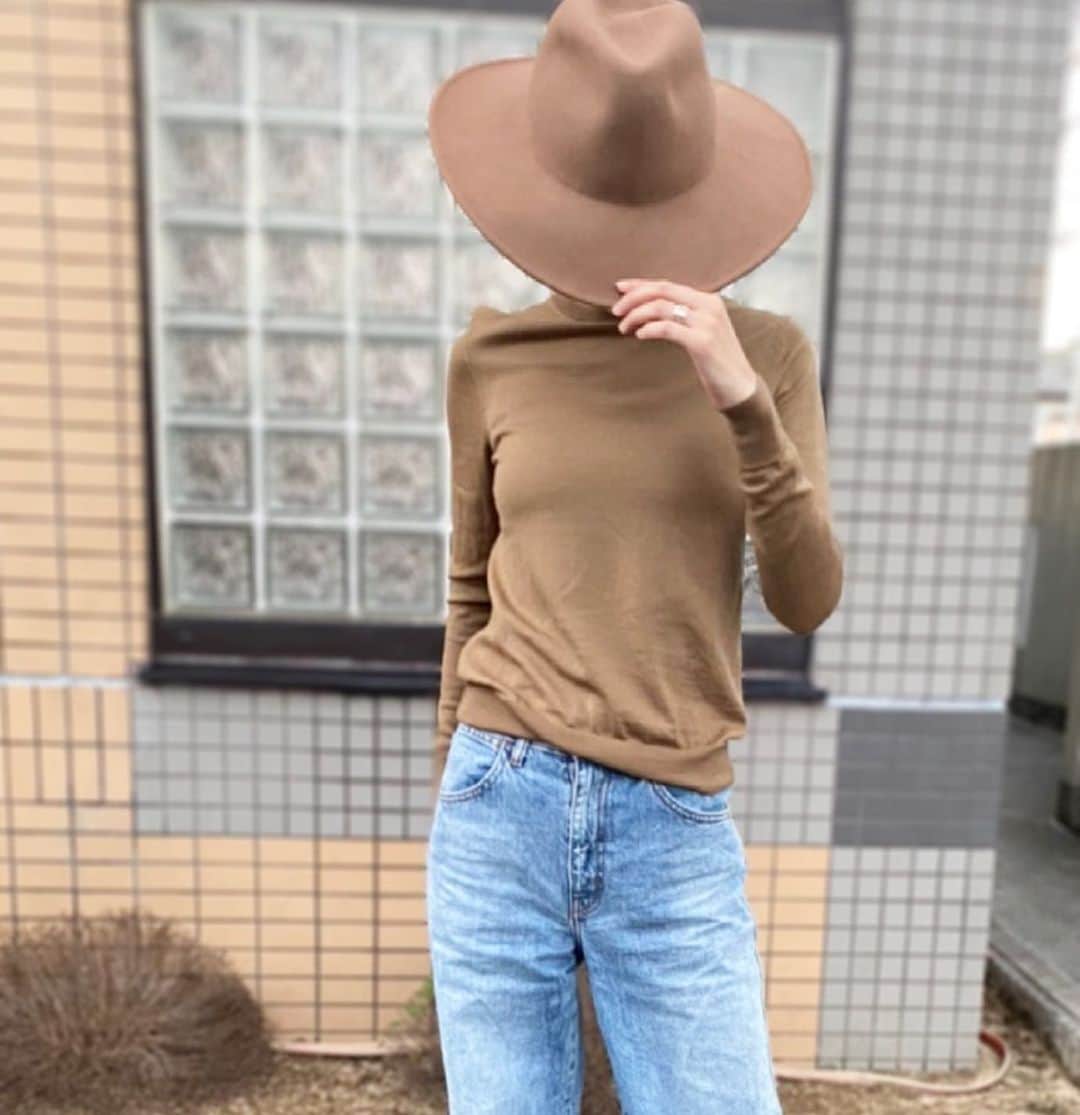 asuka0119のインスタグラム：「2020,10,12  きたきた♥️ 大好きな @uniqlo の #エクストラファインメリノクルーネックセーター   毎年Vネックと悩む…🤔💭 今年はクルーネックにしました♡  denimは2年履き倒してる#ハイライズワイドジーンズ   knit pants #uniqlo #ユニクロ  #ユニクロニット部 #ユニクロニット族 #uniqloginza2020FW #ニットコーデ #ユニクロコーデ  #PR#高身長コーデ #高身長女子 #アラフォーコーデ #アラフォー #locari #上下ユニクロ部 #ユニクロコーデ #ユニクロ購入品 #ユニクロきれいめ部」