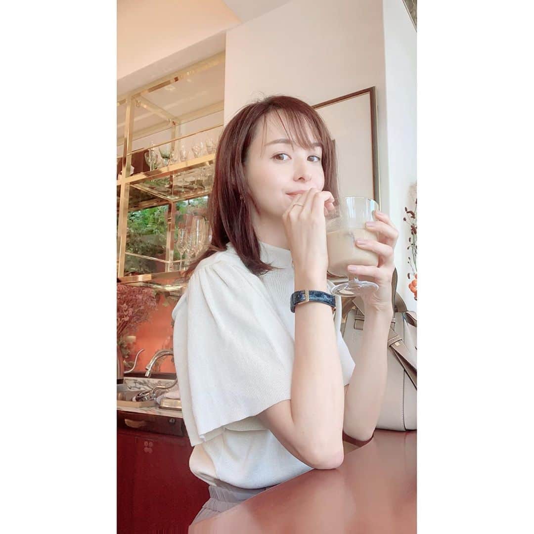 乙黒えりのインスタグラム：「誕生日もラテ  ラテ投稿多めのインスタグラムです。笑 今日は豆乳ヘーゼルナッツラテ☕️ 今日はお誕生日ということで主人がお茶でもいこっかといつものカフェに☕️結局いつもと一緒笑 でもそれが落ち着くよね。 結婚9年目にもなるとそんなもんです☺️ 週末はお仕事でしたが、実家に行って両親にプレゼントを渡して改めて感謝を伝えました。 お誕生日を迎えると、おめでとうって言ってもらえることももちろん嬉しいですが、 お祝いしてくれる人たちと出会えたことに本当に感謝だなと、支えられて生きてるなと実感します。  子供たちも「ママおめでとう」って色々お手伝いしてくれて助かる〜！子供たちの瞳の中いっぱいに自分が写っていて、子供たちからたくさんの愛情をもらっている幸せを噛みしめながらこれからの一年も全てのことに感謝しながら、謙虚に一歩一歩進んでいこうとおもいます。  いつも温かいコメントをくださる皆様も改めてありがとうございます🤍」