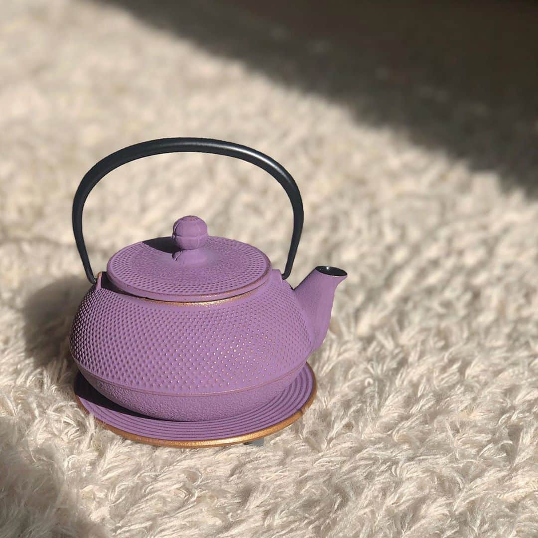 のインスタグラム：「@hina_stagram._ に #結婚祝い でもらった、ずっと憧れだった #南部鉄器 の #急須 🍵﻿ ﻿ 普段お茶を沸かしていれる習慣がないけど、お茶や紅茶は大好きだし、かわいいし、欲しいなぁとは思っていても、あまり使わないよなぁってな感じで、買うに至ってなかった、まさに欲しかったもの🤤💕﻿ ﻿ また色が私っぽい感じをチョイスしてくれて💜🍇🔮﻿ ﻿ プレゼントをもらう時って、その物はもちろんうれしいけど、選んでくれてる時の想いが本当にうれしい🥰🌈﻿ ﻿ ひな、改めてありがとう〜🥳💝﻿ これから旦那さんと大切に使わせてもらうね〜👩‍❤️‍👨﻿ ﻿ #gift #present #weddinggift #purple #teapot」
