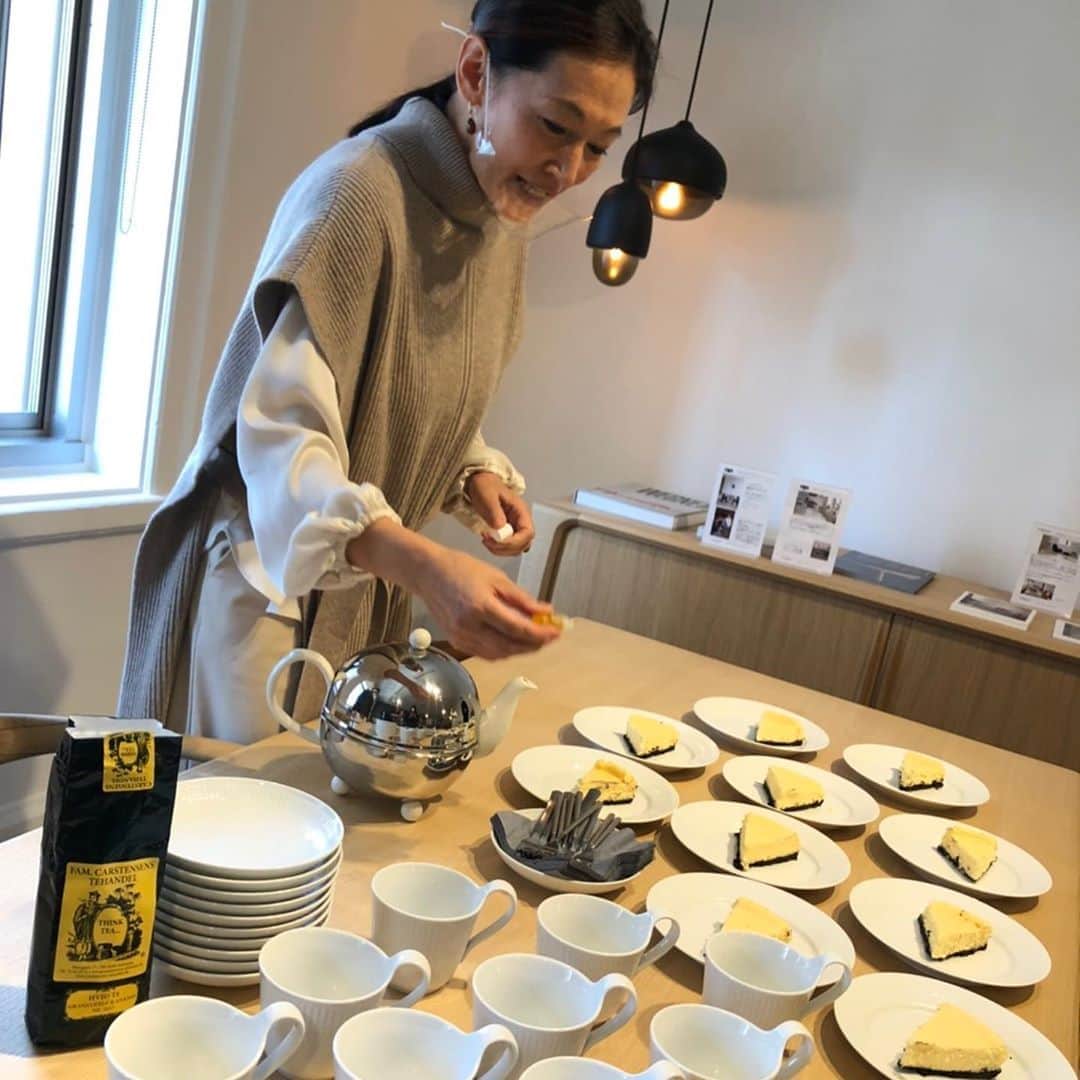 岡田美里さんのインスタグラム写真 - (岡田美里Instagram)「今日は神戸旧居留地にあるスカンジナビアリビングでデンマーク🇩🇰紅茶の「お話会」がありまして良い時間でした。 インテリアってほんとに大切。  #scandinaviandesign  #スカンジナビアンインテリア  #スカンジナビアデザイン  #北欧インテリア」10月12日 17時29分 - millieokada