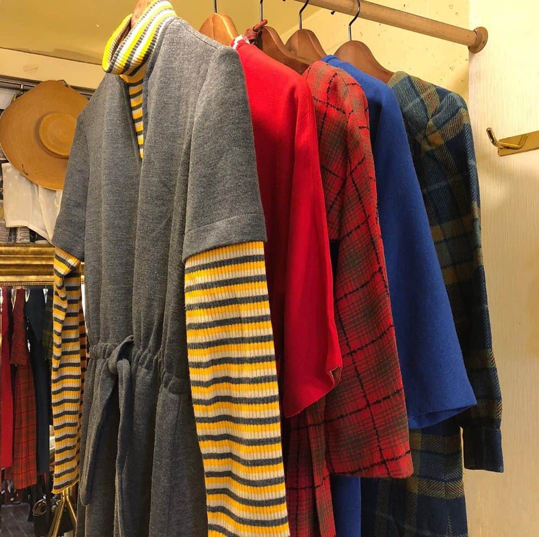 NUTTY Vintage&Collectibleのインスタグラム：「🍃RECOMMEND VINTAGE🍃  ☑︎vtg colorful design dress  NUTTYの中でも特に人気のアイテム、 ヴィンテージドレス＊ がらっと秋らしく入れ替えました🍃 少し肌寒いいまの時期には 一枚ですぐにご着用いただける 少し薄手のタイプが充実しております。  💌DMより通販承っております💌  ------------------------------------ 🛍NUTTY通販について🛍 ------------------------------------- ＜ONLINE STORE＞ VINTAGE▶︎http://nutty.theshop.jp/ USED SELECT▶︎https://nuttyselect.official.ec/ （プロフィールページURLよりjump🕊） ㅤㅤㅤㅤㅤㅤㅤㅤㅤㅤㅤㅤㅤ ＜VIDEO CHAT SHOPPING＞ テレビ電話をお繋ぎして、リアルタイムでご案内いたします。詳細は過去の投稿をご覧ください。」