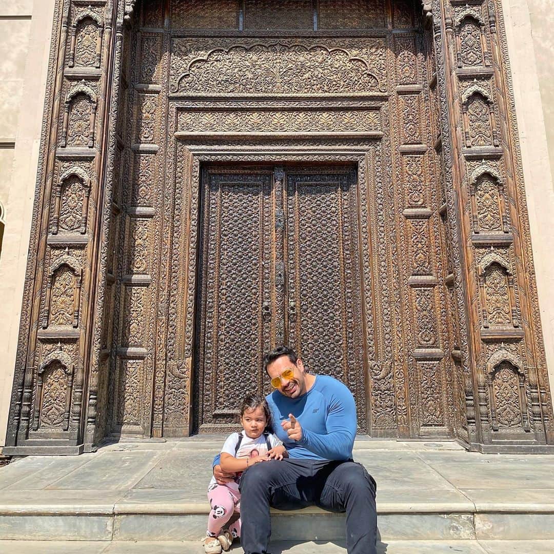 Gaurav Tanejaのインスタグラム：「1) this is a 400 year old wooden door. 2) the floor was hot, sabki tashreef pe jaalne ka nishaan pad Gaya tha.. 3) koi nahi, photo ke liye “seh lenge Thoda”  . #Flyingbeast #family #vlogs #travel」