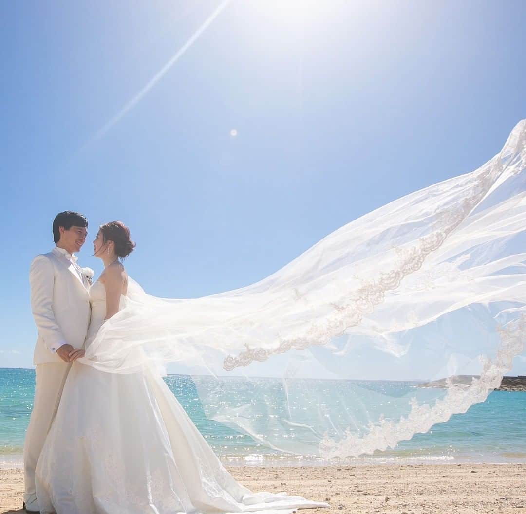 【公式】小さな結婚式さんのインスタグラム写真 - (【公式】小さな結婚式Instagram)「@petit.wedding をフォローしてね♩  #小さな結婚式 をつけてのお写真投稿も大歓迎です♡  こちらの公式IGでリグラムさせていただきます＊  .  ふわりとなびくベールが印象的な1枚♡ 沖縄という地で結婚式を挙げませんか？ 非日常感を味わいながら 特別な時間が過ごせます◎ . >>#小さな結婚式沖縄サザン店 . ———————  #小さな結婚式  #petitwedding  #ラヴィファクトリー #前撮り #結婚式  #プレ花嫁 #卒花  #アットホーム  #少人数 #家族婚  #少人数結婚式  #ウェディング  #wedding #bridal  #weddingdress  #花嫁 #挙式 #結婚式準備 #式場探し  #日本中のプレ花嫁さまと繋がりたい  #結婚式の思い出に浸る会  #ベールフォト #ビーチフォト #ロケーションフォト #沖縄花嫁 #ウェディングフォト #ウェディングドレス #リゾートウェディング」10月12日 17時22分 - petit.wedding