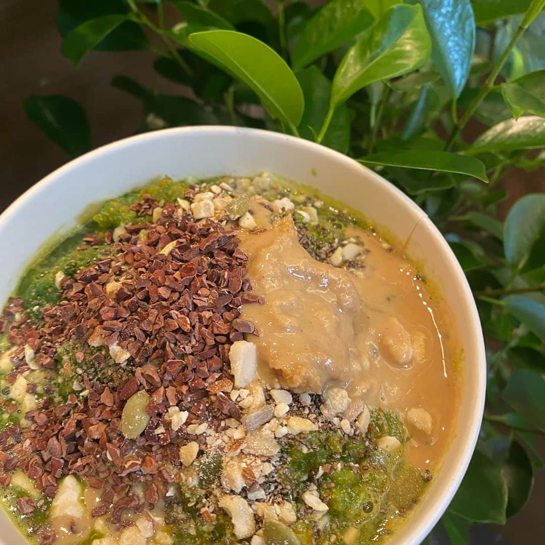 Sunshine Juiceさんのインスタグラム写真 - (Sunshine JuiceInstagram)「Sunshine Juice 恵比寿店でしか食べられない！奇跡のサラダ「ジュースサラダ」沢山の野菜を特別な機械で丁寧にすりつぶし、体に負荷なく、植物の栄養を余すところなく摂れるこの最高なサラダ🌿トッピングもたくさんあるのでお好みの味をみつけて食べる習慣を作ってみてください🌈食事のバランスが崩れている時やどうも調子が悪いな、という時コールドプレスのジュースと合わせて食べればすぐに体にがつんと来て、細胞から元気になる感覚が味わえて、続けると体が変わります💪🏽サンシャインジュースのおすすめトッピングはタヒニとカカオニブです。これをもりもり食べて体を自然のちからでメンテナンスしましょう🌞this is the best SALAD format we think of. almost liquid format, but still with the whole plants. many add-ons, and you will feel the full natural plant prana super quick direct into your cells🤘#stayjuicy #sunshinejuice #healthy #salad #サンシャインジュース　#サラダ　#健康　#自然」10月12日 17時23分 - sunshinejuicetokyo