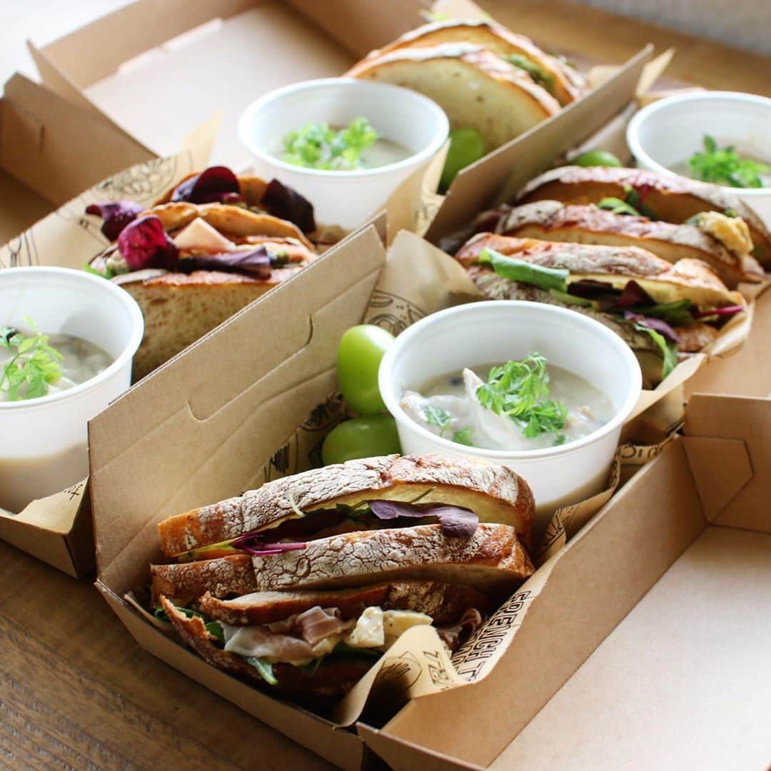 Atsukoのインスタグラム：「Today's lunch 2020.10.12 ･ ･ サーモンアボガドクリチサンド 生ハムクリチサンド クリームシチュー シャインマスカット ･ ･  娘と作ったシチュー。 友達にも持っていくと言うので、今日は4人分😆 土日に会ってた友達がシャインマスカットくれたので、それも入れときました😋サンドにはベビーリーフも入ってます。 久しぶりにパンランチ食べたわ✨✨」