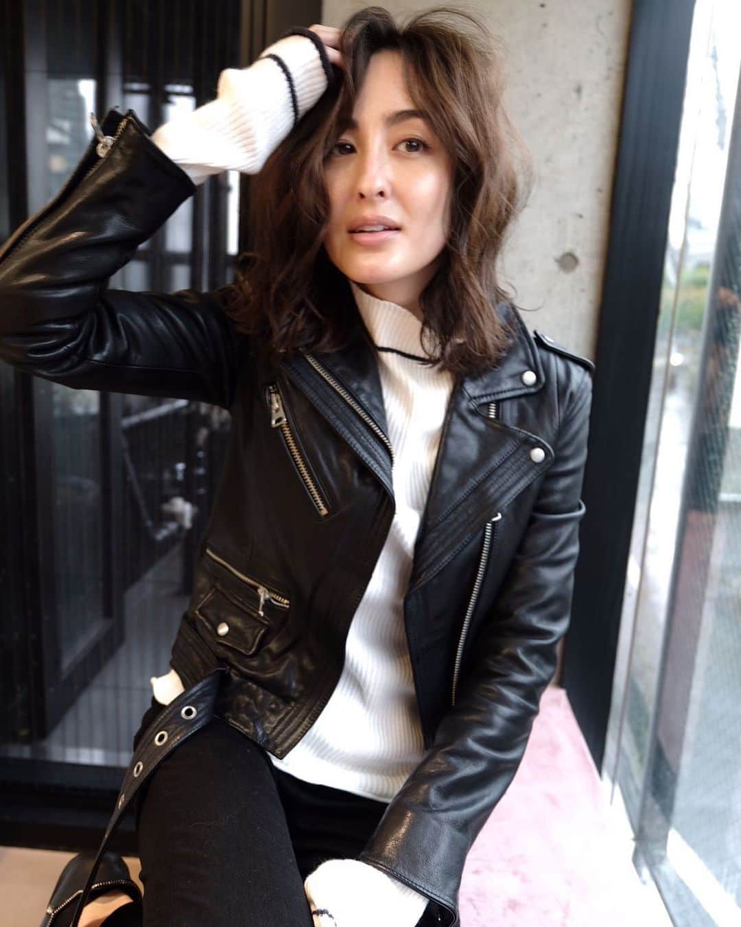 オードリー亜谷香のインスタグラム：「Leather weather 🤍🖤 📸: @six_asakawa」