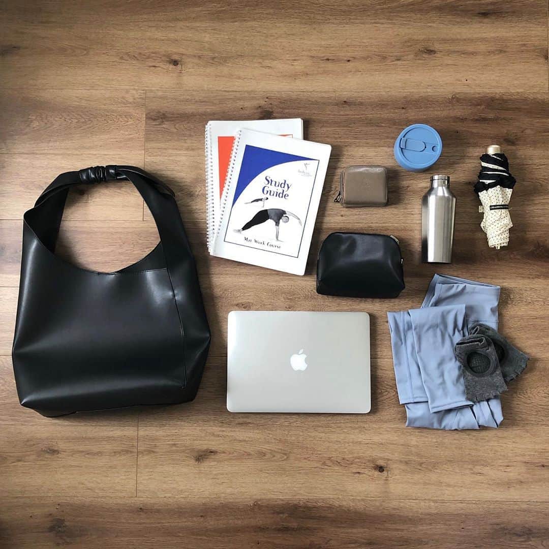 岩崎志保のインスタグラム：「What's in my bag? - 仕事編 - 👜 仕事ではテキスト・資料やウェアなど持ち物が多いのでリュックが多いんだけど、綺麗めな格好に合わせられて肩掛けできる大きめのバッグが欲しくて @charleskeith_jp でゲット。  ・A4もするりと入る ・バッグインバッグ付き ・肩掛け部分が太いから肩紐が食い込む心配もなし ・まちがしっかりある デザインもシンプルだしポイントかなり高い、ほんとにおすすめ◎  マイボトルとマイタンブラーも常に持ってるよ🌏🧡 バッグインバッグはポーチとして使っているのでそれはまた後日ポストします♡」