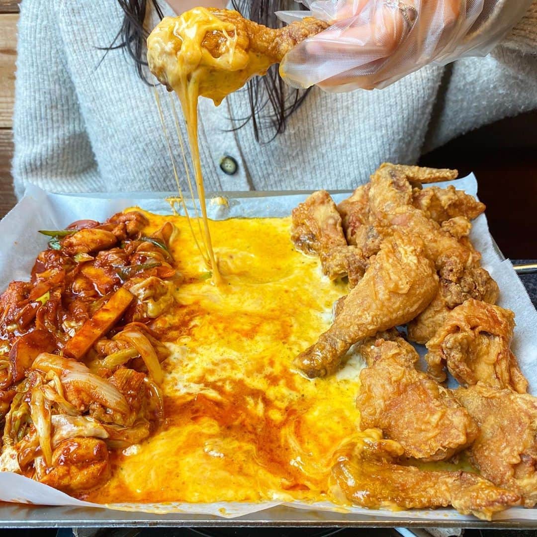 のインスタグラム：「【#新大久保　#ホシギ2羽チキン】﻿ ﻿ チキンとチーズダッカルビが食べれる欲張りセット！🐺﻿ ﻿ 鉄板チーズダッカルビ&チキン 1,738円(税込)﻿ 2人前からなので3,476円(税込)﻿ ﻿ 新大久保駅から徒歩3分にあるホシギ2羽チキン1号店 @hosigi01 はメニュー豊富な韓国料理が楽しめるお店！﻿ ﻿ 最近、チキンとチーズダッカルビ食べたいってDMがたくさんくるから紹介するよー！﻿ ﻿ チキン何本くらいだろう、、、﻿ 大小で15本くらいあったかも🤔﻿ 衣固めでお肉もパサパサなのがもったいない﻿ 味は付いてないので、チーズやダッカルビのソースと絡めて食べてね！﻿ ﻿ チーズダッカルビはやや辛め！﻿ サイドにキャベツと酢の物がつく！﻿ チキンとチーズタッカルビ食べたかったら一度は食べてみてもいいかと！﻿ ﻿ 日曜のお昼に行ったけど、割とスペースあってすんなり入れたよ！﻿ ﻿ 検温機やテーブルごとにしきりもされててコロナ対策もしてたよ！﻿ ﻿ ごちそうさまでした🐺﻿  ※美味しさ、映え、コスパの評価は注文した商品だけの個人的な評価になります。﻿ ﻿ コロナの影響で営業時間や提供商品が異なる場合があるので、お店に電話などで確認してね！﻿ ﻿ また、ウルフを見て食べたら投稿やストーリーでタグ付けで知らせてくれると喜びます😚﻿ いいねやコメントしにいくのでぜひ通知してね🥺﻿ ﻿ 何か質問や感想あればコメント、DMお待ちしてます😚 ﻿ ﻿ 🚃 新大久保駅から徒歩3分﻿ 💺98席ほど﻿ 📍 東京都新宿区百人町2-2-2﻿ ビルディング福笑﻿ ⏰ 11：00～25：00（L.O24：00）﻿ ﻿ 定休日…無休﻿ ﻿ #新大久保グルメ #新大久保ランチ #新大久保カフェ #新大久保スイーツ」