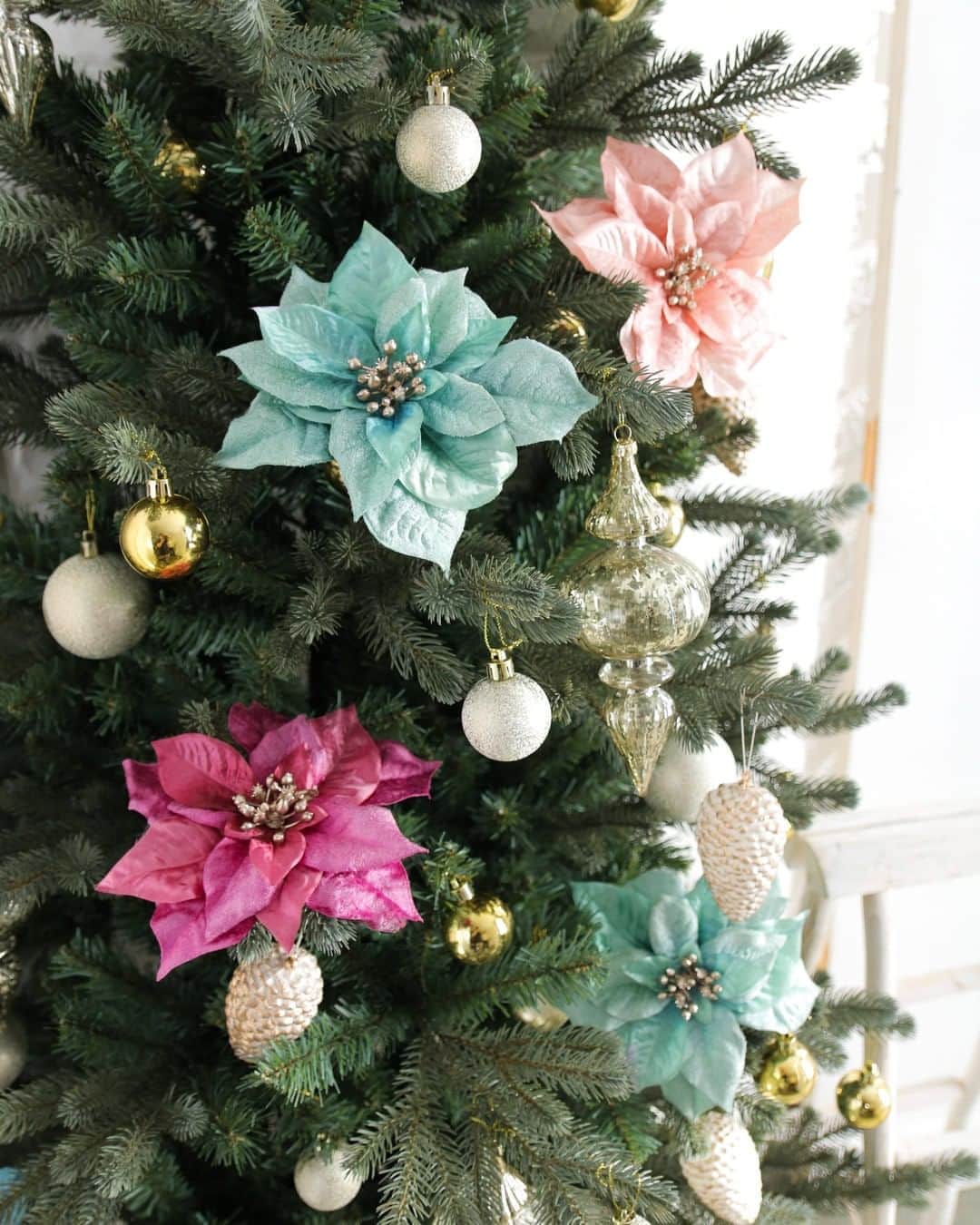 東京堂アーティフィシャルフラワーMAGIQさんのインスタグラム写真 - (東京堂アーティフィシャルフラワーMAGIQInstagram)「・ 【アーティフィシャルで季節を迎える】 ～Ｗinter Color Flower ❄ Christmas (ウィンターカラーフラワー ❄ クリスマス）～ ・ ・ 🌟クリスマスツリー飾り方🎄ちょこテク🌟 クリスマスツリーは下段の枝から順に広げ、重ならないよう下の枝と枝の間で広げるようにすると隙間なくボリュームが出て見栄え🙆‍♀️！ オーナメントの付ける位置はバランスをみて手前や奥など、紐の長さを変えると立体感がでます✨ ・ 新商品のFX7800 キャロルポインセチアクリップはその名の通り裏側にクリップが付いていますので、クリスマスツリーなど挟むだけで簡単に飾れます😊 ・ XV3360　グレイスカノン6.5Fコーナーツリー FX7800-2.5.10.37.52　キャロルポインセチアクリップ XO5031　シャンパーニュパイン XO755　メタリックドロップオーナメント XB3460-18　セムシュガーボール60 XB3440-18　セムシュガーボール40 XB4160-18　セムシャイニーボール60 XB4140-18　セムシャイニーボール40 ・ ・ 【ハッピー ハロウィン 🎃キャンペーン】開催中！ 期間:2020年10月5日(月)〜10月25日(日) 入賞→ ６名 発表→ 10月29日(木) 、30日（金） ・ ●テーマ 【ハロウィン】の写真を投稿してください。 ・ 応募は簡単！ 以下参加方法にて、どなたでも参加OKです。 ◎参加方法 ① @magiq.jp をフォロー ② #magiqハロウィン2020 をタグ付けて投稿して下さい！ ・ 皆さまのご参加をお待ちしております！！ ・ ・ #TOKYODO #MAGIQ #MAGIQのある暮らし #東京堂 #アーティフィシャルフラワー #アーティフィシャル #アートフラワー #造花 #花のある暮らし #花のある生活  #花好きな人と繋がりたい #フラワーデザイン #フラワーアレンジメント #フラワーアレンジ #アレンジメント #花を飾る  #インテリア #インテリアフラワー #フェイクフラワー  #artificial #artificialflower #flowerofinstagram #flowersoninstagram #花藝 #꽃스타그램 #조화 #christmas #クリスマス #クリスマスツリー」10月12日 17時30分 - magiq.jp