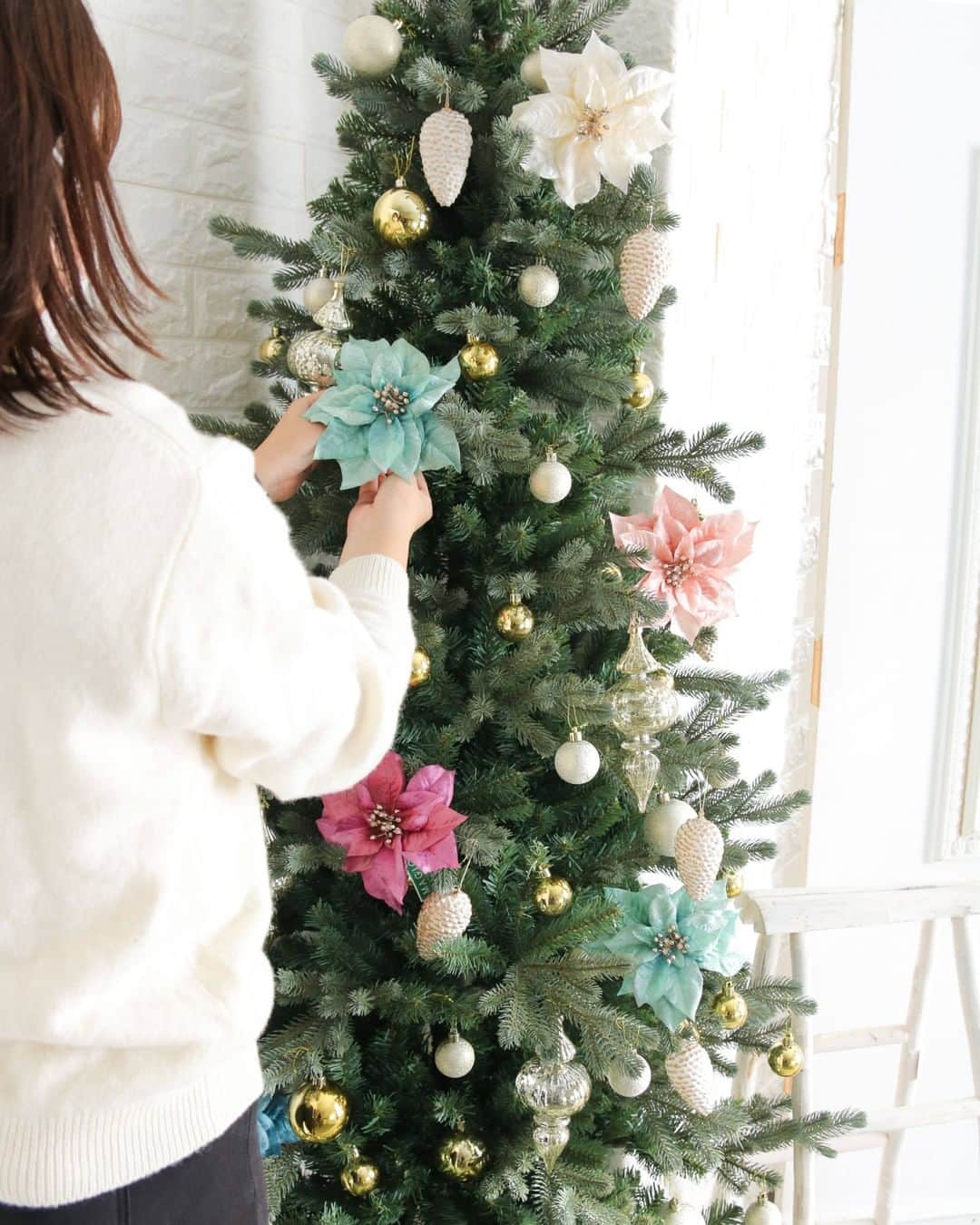 東京堂アーティフィシャルフラワーMAGIQのインスタグラム：「・ 【アーティフィシャルで季節を迎える】 ～Ｗinter Color Flower ❄ Christmas (ウィンターカラーフラワー ❄ クリスマス）～ ・ ・ 🌟クリスマスツリー飾り方🎄ちょこテク🌟 クリスマスツリーは下段の枝から順に広げ、重ならないよう下の枝と枝の間で広げるようにすると隙間なくボリュームが出て見栄え🙆‍♀️！ オーナメントの付ける位置はバランスをみて手前や奥など、紐の長さを変えると立体感がでます✨ ・ 新商品のFX7800 キャロルポインセチアクリップはその名の通り裏側にクリップが付いていますので、クリスマスツリーなど挟むだけで簡単に飾れます😊 ・ XV3360　グレイスカノン6.5Fコーナーツリー FX7800-2.5.10.37.52　キャロルポインセチアクリップ XO5031　シャンパーニュパイン XO755　メタリックドロップオーナメント XB3460-18　セムシュガーボール60 XB3440-18　セムシュガーボール40 XB4160-18　セムシャイニーボール60 XB4140-18　セムシャイニーボール40 ・ ・ 【ハッピー ハロウィン 🎃キャンペーン】開催中！ 期間:2020年10月5日(月)〜10月25日(日) 入賞→ ６名 発表→ 10月29日(木) 、30日（金） ・ ●テーマ 【ハロウィン】の写真を投稿してください。 ・ 応募は簡単！ 以下参加方法にて、どなたでも参加OKです。 ◎参加方法 ① @magiq.jp をフォロー ② #magiqハロウィン2020 をタグ付けて投稿して下さい！ ・ 皆さまのご参加をお待ちしております！！ ・ ・ #TOKYODO #MAGIQ #MAGIQのある暮らし #東京堂 #アーティフィシャルフラワー #アーティフィシャル #アートフラワー #造花 #花のある暮らし #花のある生活  #花好きな人と繋がりたい #フラワーデザイン #フラワーアレンジメント #フラワーアレンジ #アレンジメント #花を飾る  #インテリア #インテリアフラワー #フェイクフラワー  #artificial #artificialflower #flowerofinstagram #flowersoninstagram #花藝 #꽃스타그램 #조화 #christmas #クリスマス #クリスマスツリー」