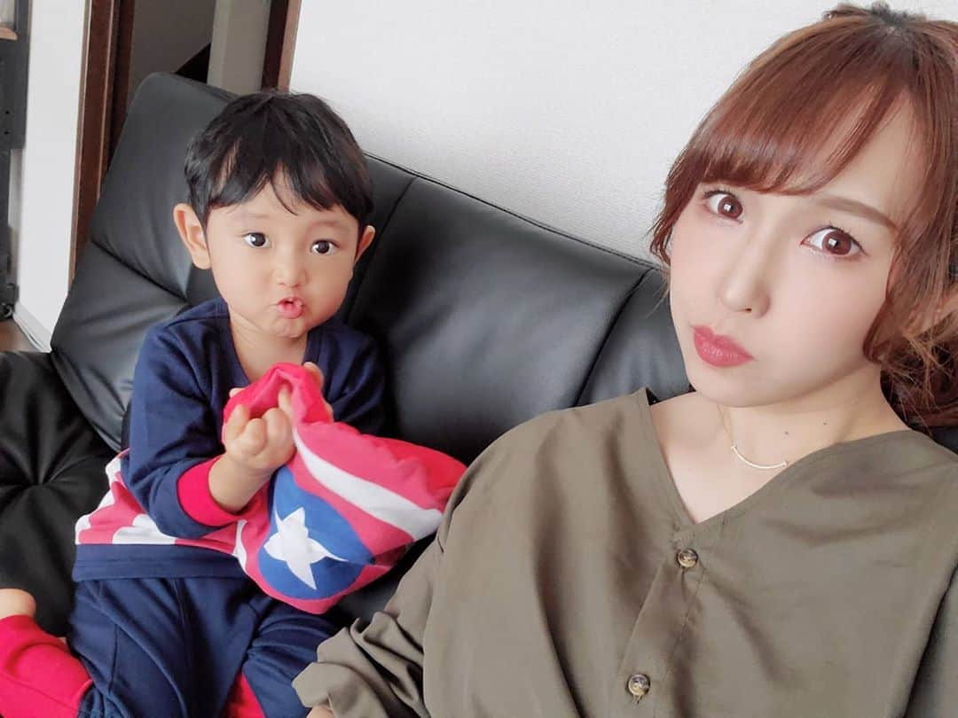 佐藤夏希のインスタグラム：「今日はパパ👨が会いに来てくれる日だったから キャプテンアメリカでお出迎え😆 すっかりMARVELファンだよ😂💗 やっぱ男の子ってこういうの好きなのね～😆💕 旦那さんもアイアンマンが好きだから喜んでます😚  #男の子#男の子ママ#おやこーで #むすこーで #息子#息子ラブ #2歳#0歳#ママ#ママさんと繋がりたい #ママスタグラム#mama#mamastagram #mamanoko #ママリ#成長記録 #2児ママ#兄弟#babyboy #justborn#marvel#captainamerica #アメコミ」