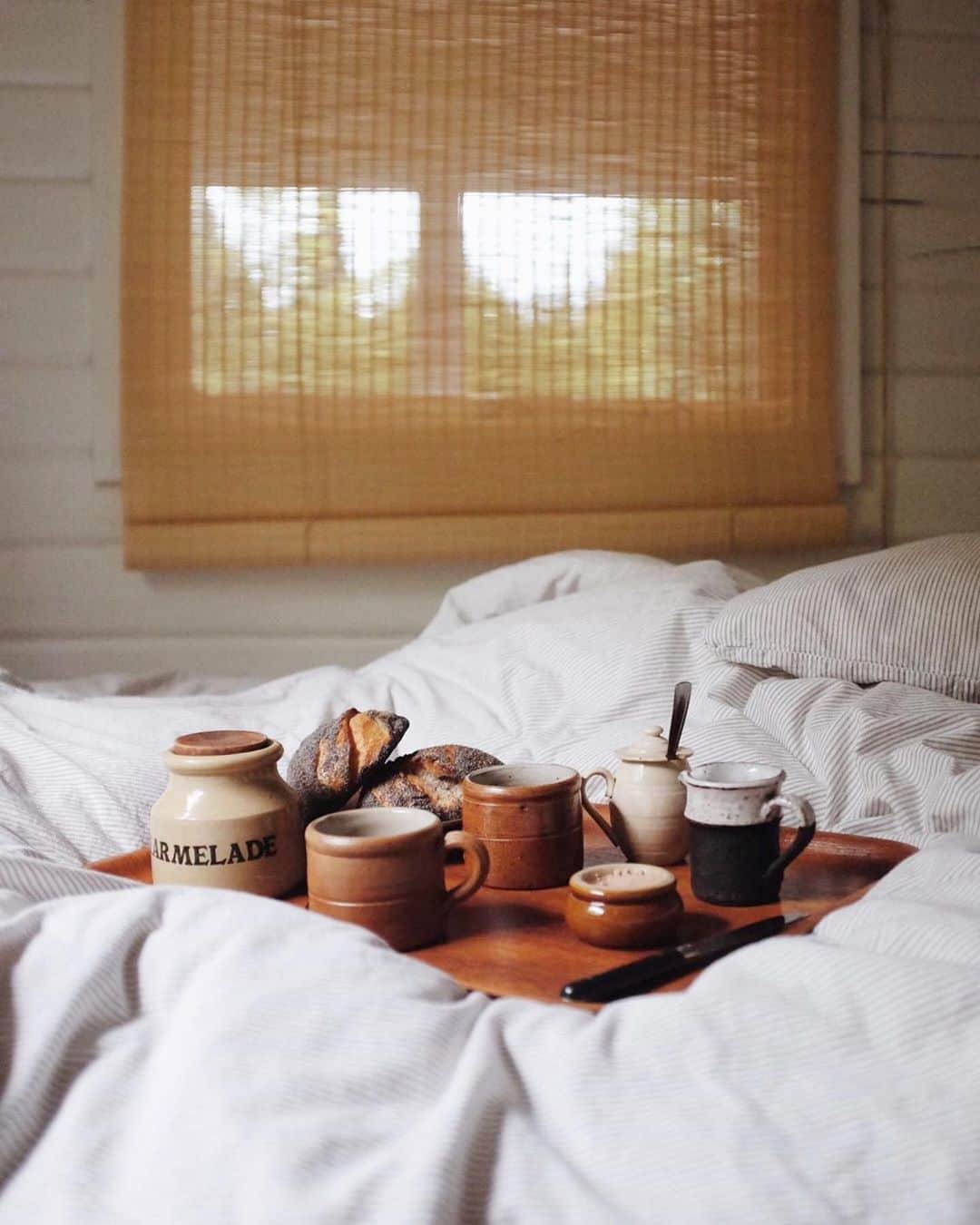ANDERSEN アンデルセンさんのインスタグラム写真 - (ANDERSEN アンデルセンInstagram)「Hygge from Copenhagen 🇩🇰﻿ ﻿ “Hygge” is... ﻿ breakfast in bed and listening to the rain pouring down outside💛 ﻿ ﻿ “朝目覚め、雨音に耳を澄ませ、ベッドの上で朝食をとる、そんな週末も私たちの#ヒュッゲ ”﻿ ﻿ by @kystland  ﻿ ﻿ "HYGGE"（ヒュッゲ）とは﻿ ﻿ デンマーク語で﻿ ﻿ 「人と人のふれあいから生まれる、﻿ 温かな居心地のよい雰囲気」﻿ ﻿ という意味です🇩🇰﻿ ﻿ #andersen #bread #bakery ﻿ #Copenhagenlife #Copenhagenlifestyle #thebakefeed #hygge #copenhagen﻿ #denmark #breadlover #hyggelife﻿ #アンデルセン #ヒュッゲ #デンマーク #コペンハーゲン﻿ #🇩🇰」10月12日 17時31分 - andersen_official_jp