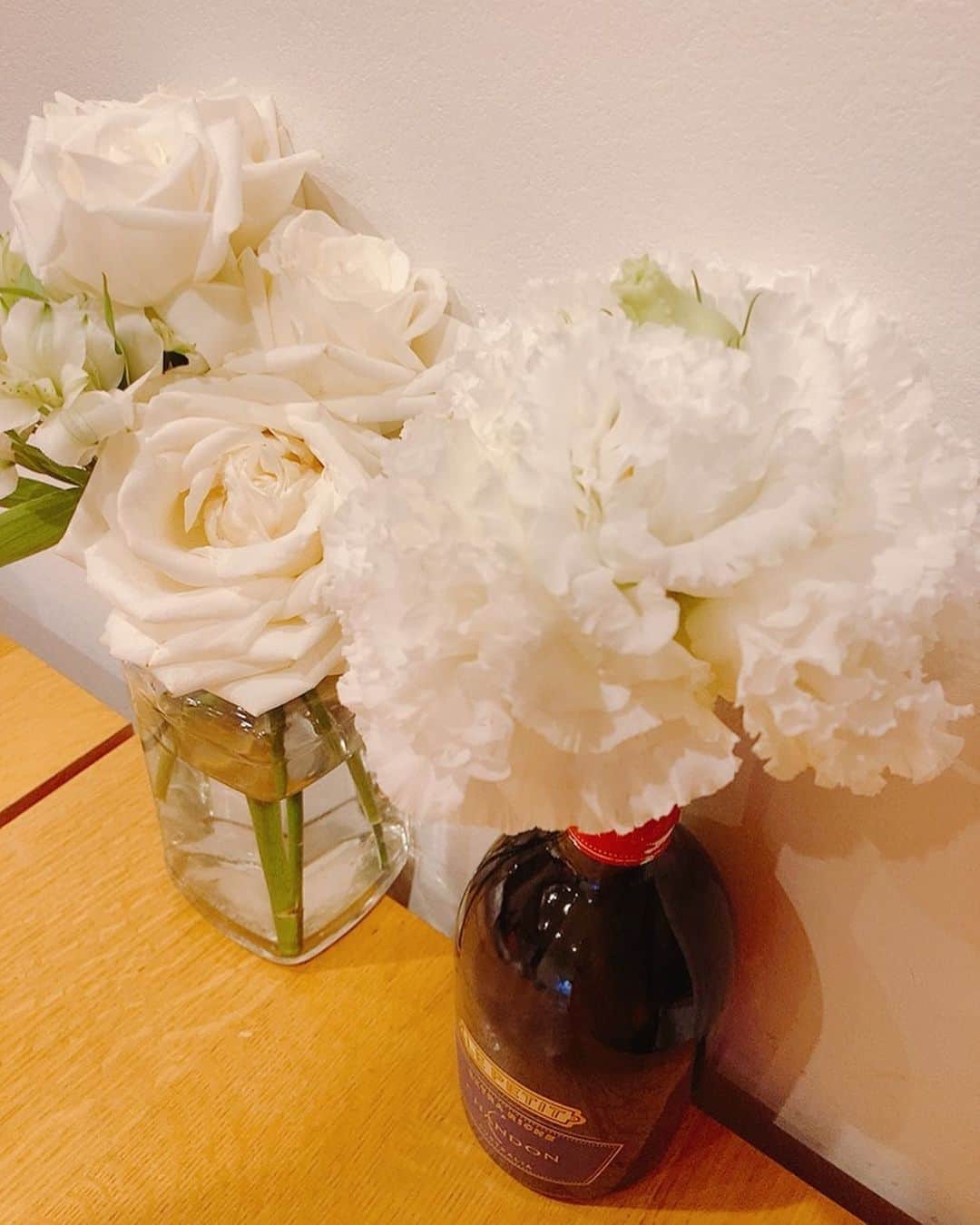 佐藤千晶のインスタグラム：「皆さんからいただいたお花を飾ってます😊  #お花 #flower #花瓶はお酒の空き瓶を有効活用😊笑」