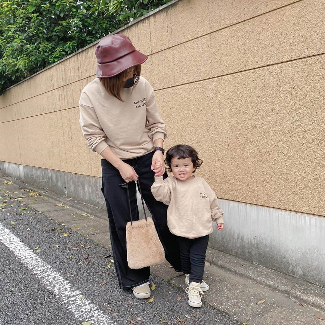 ともみさんのインスタグラム写真 - (ともみInstagram)「. #親子コーデ  久しぶりにおそろい😊 親子リンクできるトレーナーは @amuu.shop ♡ バックプリントのミッキー可愛い🥰 shopにて予約受付中みたいです✨ . . 時計は @larseneriksen_jp ⌚️ オールブラックのシンプルデザイン♡ . ⌚️クーポンコード【tomomji】ご使用で10パーセントオフになります✨ . 以下、お知らせ↓ 〇LARSEN & ERIKSEN公式オンラインストアで9/18(金)より発売開始。 . 〇<B:MING by BEAMS>5店舗(ららぽーとTOKYO-BAY店/横浜ポルタ店/SAKURA MACHI 熊本店/新静岡セノバ店/ルクア イーレ店)、<B:MING by BEAMS>公式オンラインストアで発売中。 . #ラーセンアンドエリクセン #larsenanderiksen #larseneriksen #腕時計 #時計 #手元俱楽部 #北欧  #デンマーク発 #親子リンクコーデ #親子 #スウェット #ミッキー #mickeymouse #disney #ディズニー #バケットハット #3coins #vans #vansoldskool #converse」10月12日 17時32分 - yuzu_haru_18