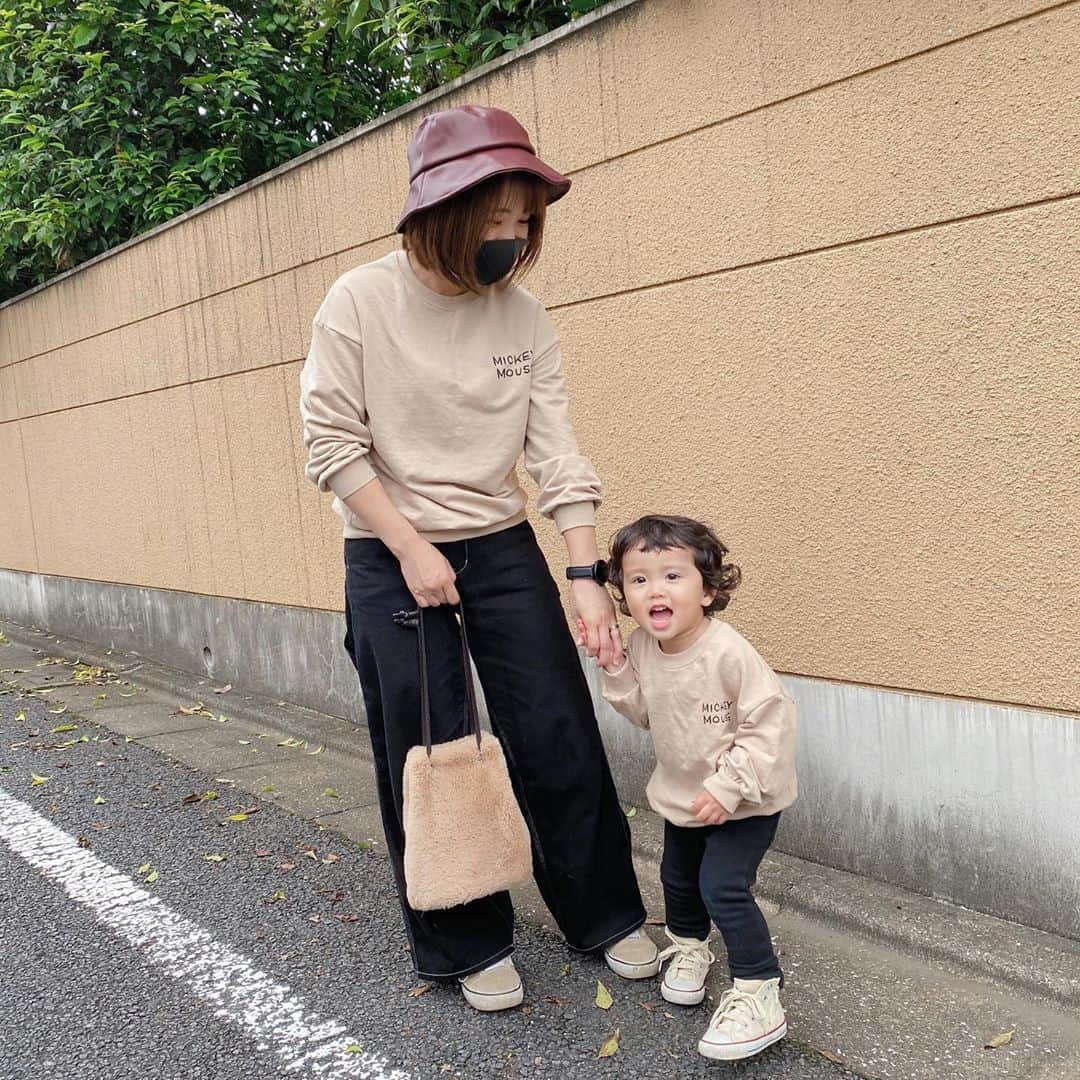 ともみさんのインスタグラム写真 - (ともみInstagram)「. #親子コーデ  久しぶりにおそろい😊 親子リンクできるトレーナーは @amuu.shop ♡ バックプリントのミッキー可愛い🥰 shopにて予約受付中みたいです✨ . . 時計は @larseneriksen_jp ⌚️ オールブラックのシンプルデザイン♡ . ⌚️クーポンコード【tomomji】ご使用で10パーセントオフになります✨ . 以下、お知らせ↓ 〇LARSEN & ERIKSEN公式オンラインストアで9/18(金)より発売開始。 . 〇<B:MING by BEAMS>5店舗(ららぽーとTOKYO-BAY店/横浜ポルタ店/SAKURA MACHI 熊本店/新静岡セノバ店/ルクア イーレ店)、<B:MING by BEAMS>公式オンラインストアで発売中。 . #ラーセンアンドエリクセン #larsenanderiksen #larseneriksen #腕時計 #時計 #手元俱楽部 #北欧  #デンマーク発 #親子リンクコーデ #親子 #スウェット #ミッキー #mickeymouse #disney #ディズニー #バケットハット #3coins #vans #vansoldskool #converse」10月12日 17時32分 - yuzu_haru_18